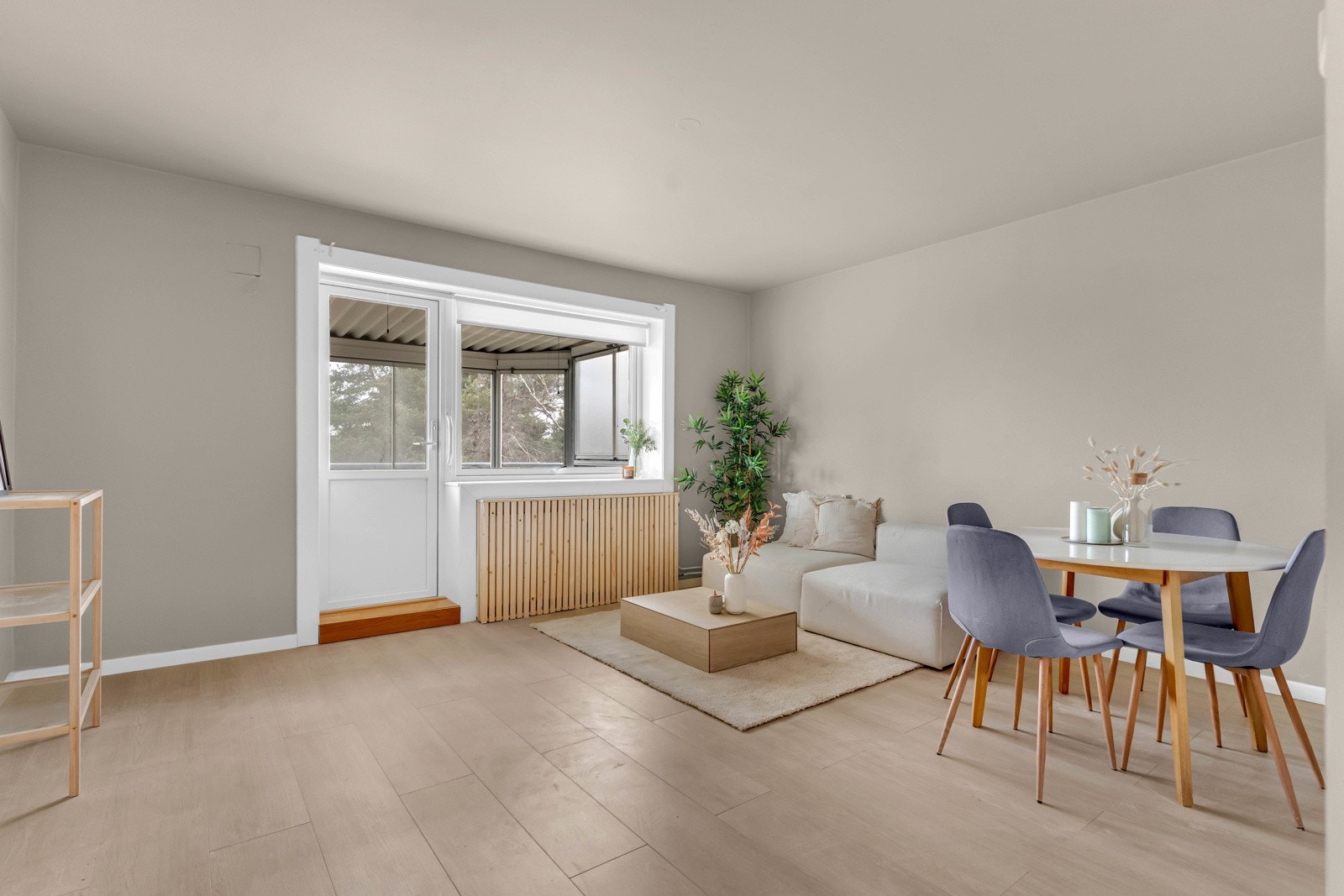 Stuen er lys og fin med vestvendt vindu og balkongdør. Galleribilde