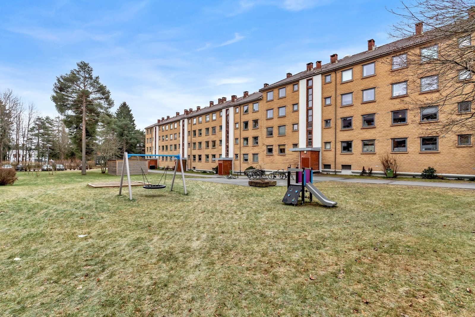 Boligen har en meget sentral, men samtidig skjermet beliggenhet i et attraktivt og barnevennlig boligområde på Oppsal. Galleribilde