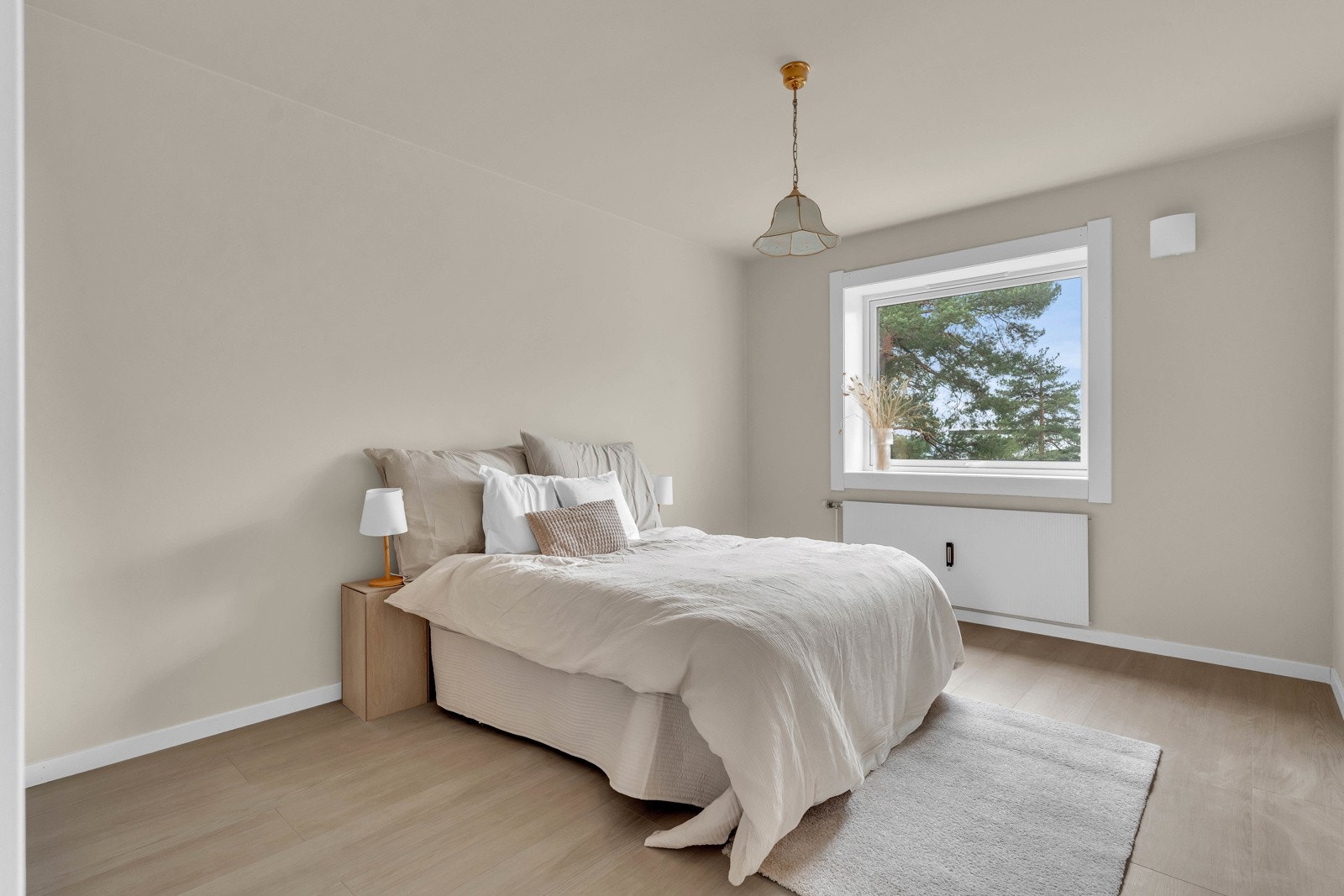 To gode soverom. Det største soverommet ligger vendt mot grønne fellesarealer i vest. Galleribilde