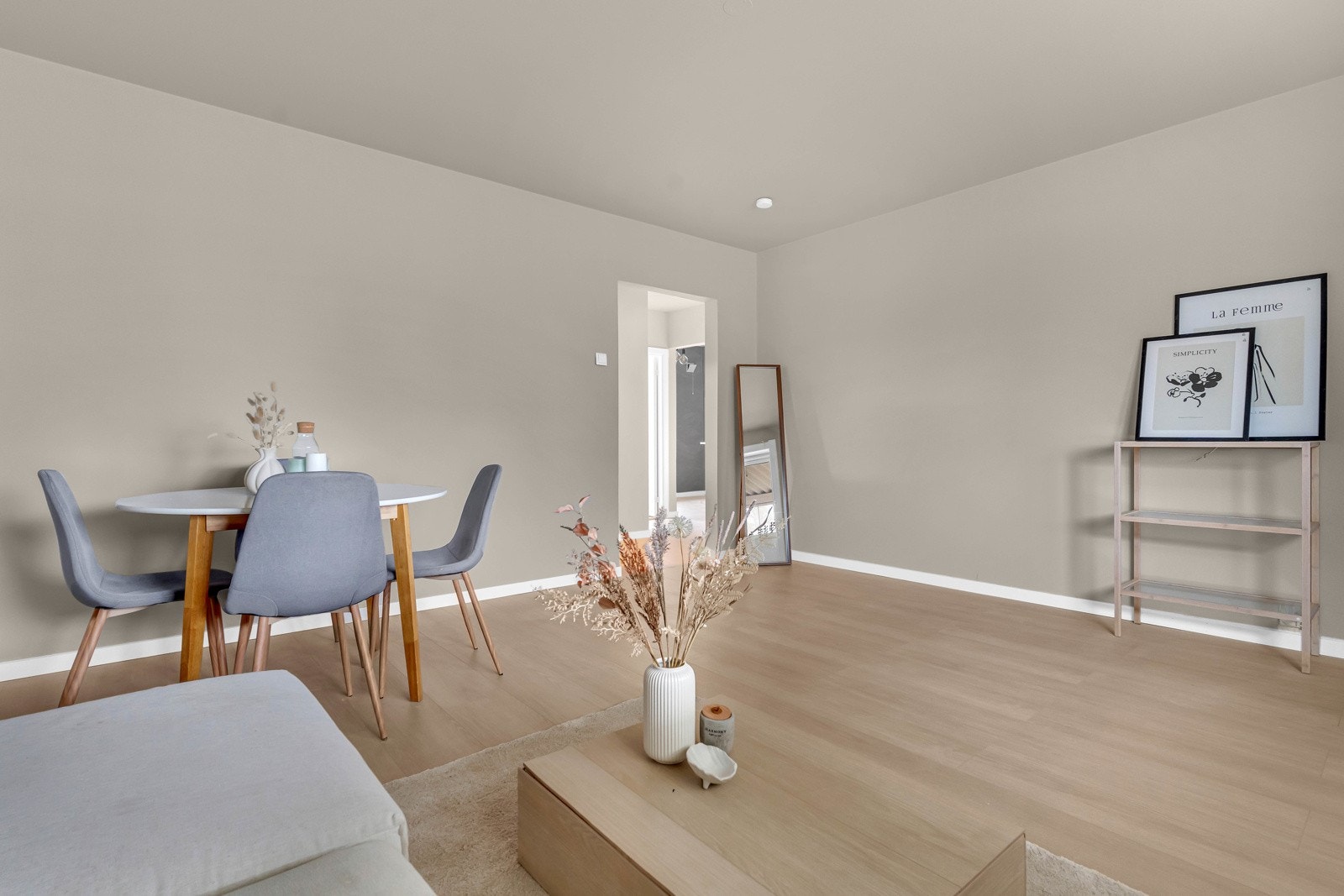 Gjennomgående 3-roms. Leiligheten varmes opp av radiatorer Galleribilde