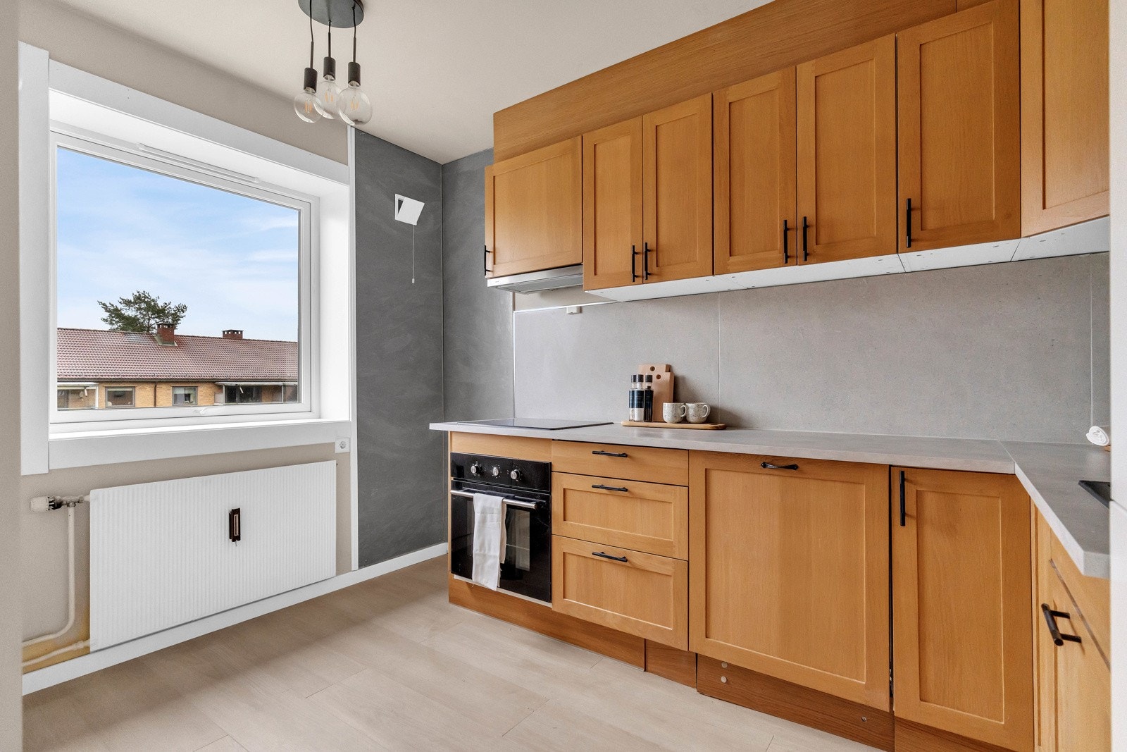 Kjøkkenet ligger i eget rom med vindu mot øst, og har utsyn til forsiden av bygget, hvor det vokser prydbusker med nydelig blomstring om våren. Galleribilde