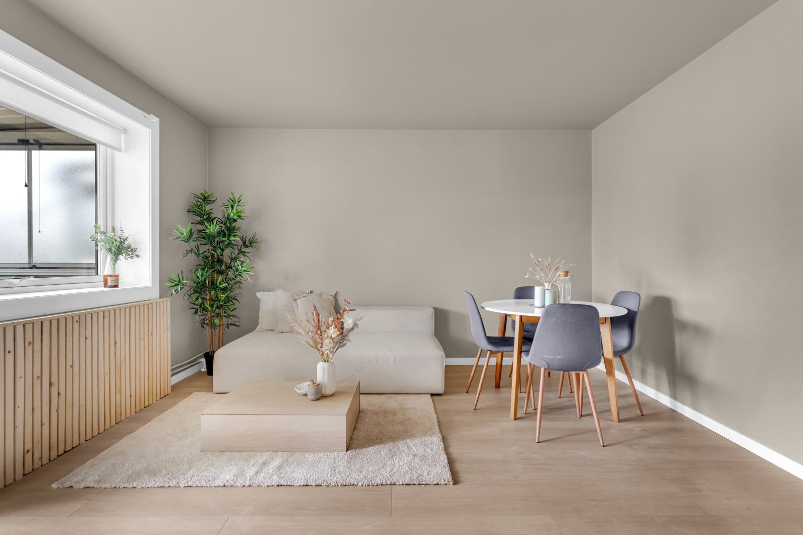 Stor stue som gjør det enkelt å møblere Galleribilde