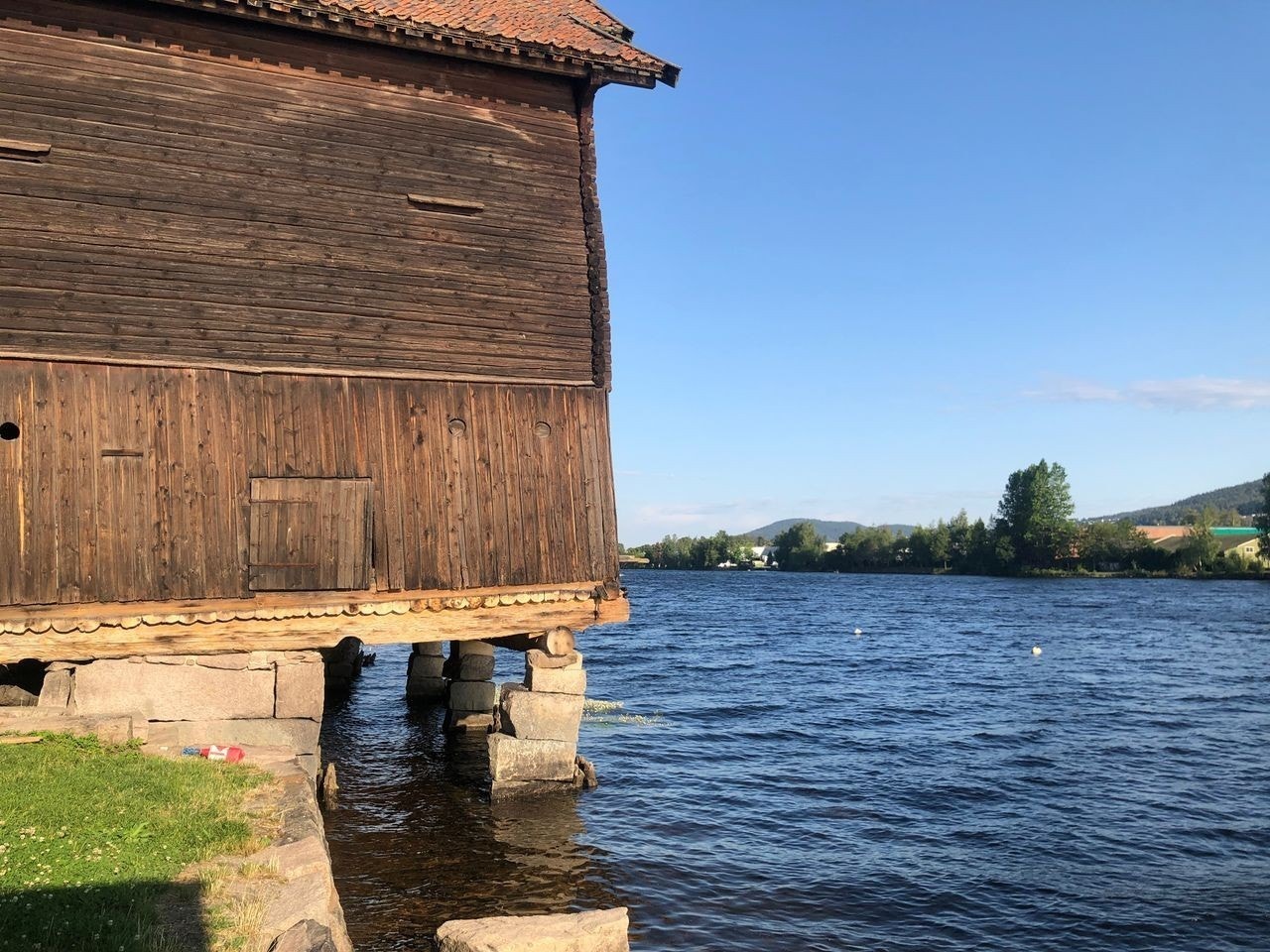 Leiligheten har en idyllisk beliggenhet med egen strandlinje Galleribilde