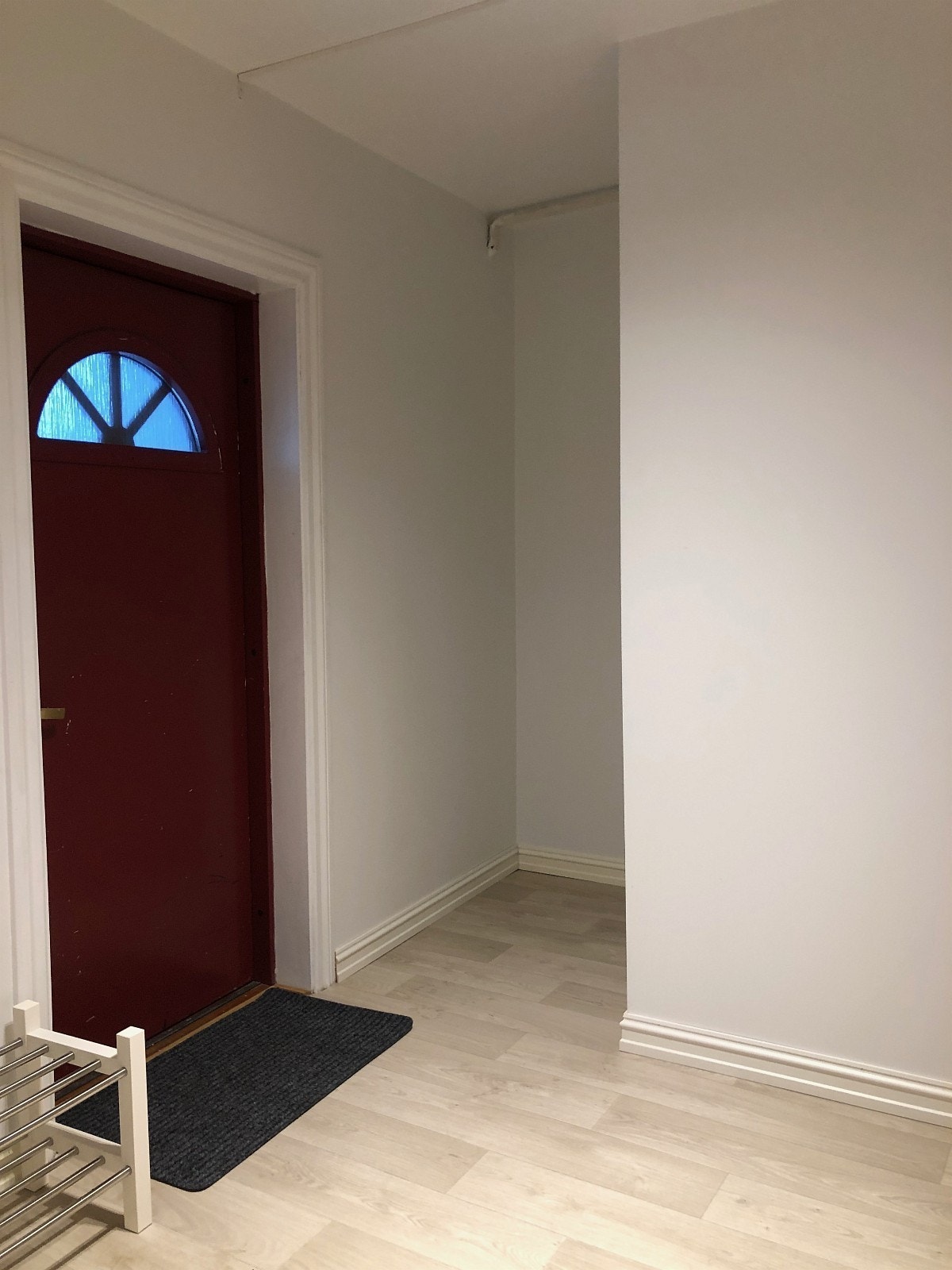 Stor inngang med mye plass og varmekabler på gulv Galleribilde