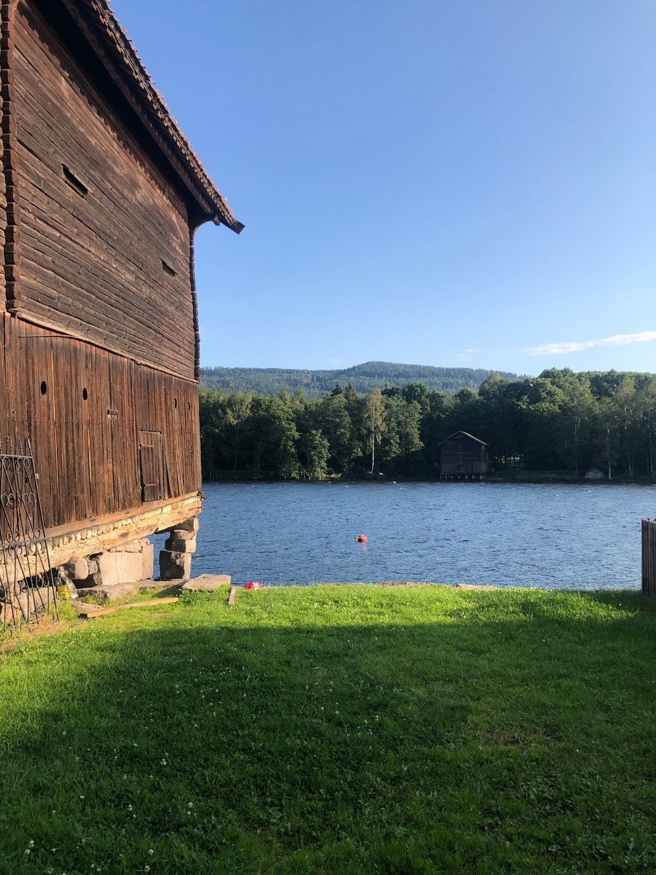 Leiligheten har en idyllisk beliggenhet med egen strandlinje Galleribilde