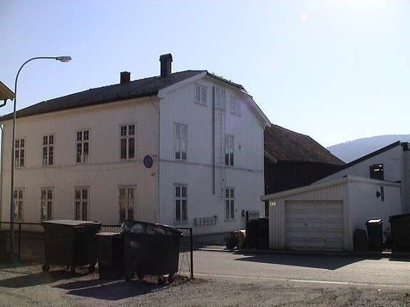 Leiligheten befinner seg i en sjarmerende og historisk bygård Galleribilde