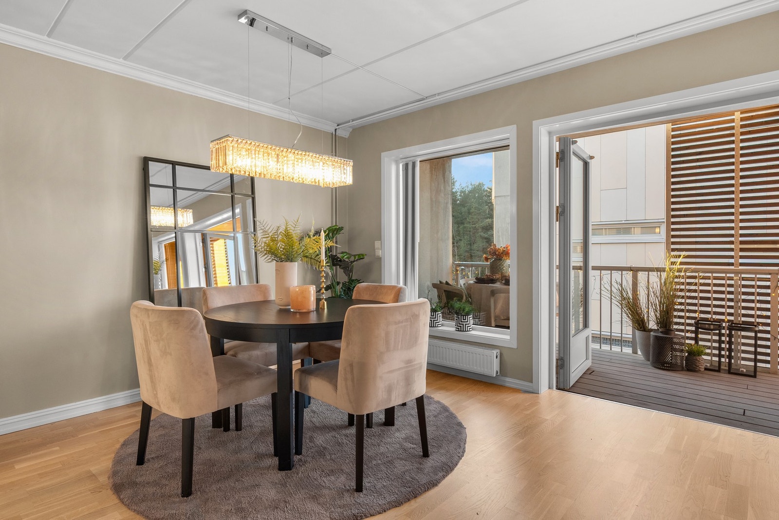 Fra stuen er det utgang til en vestvendt balkong - perfekt for å nyte ettermiddagssolen. Galleribilde