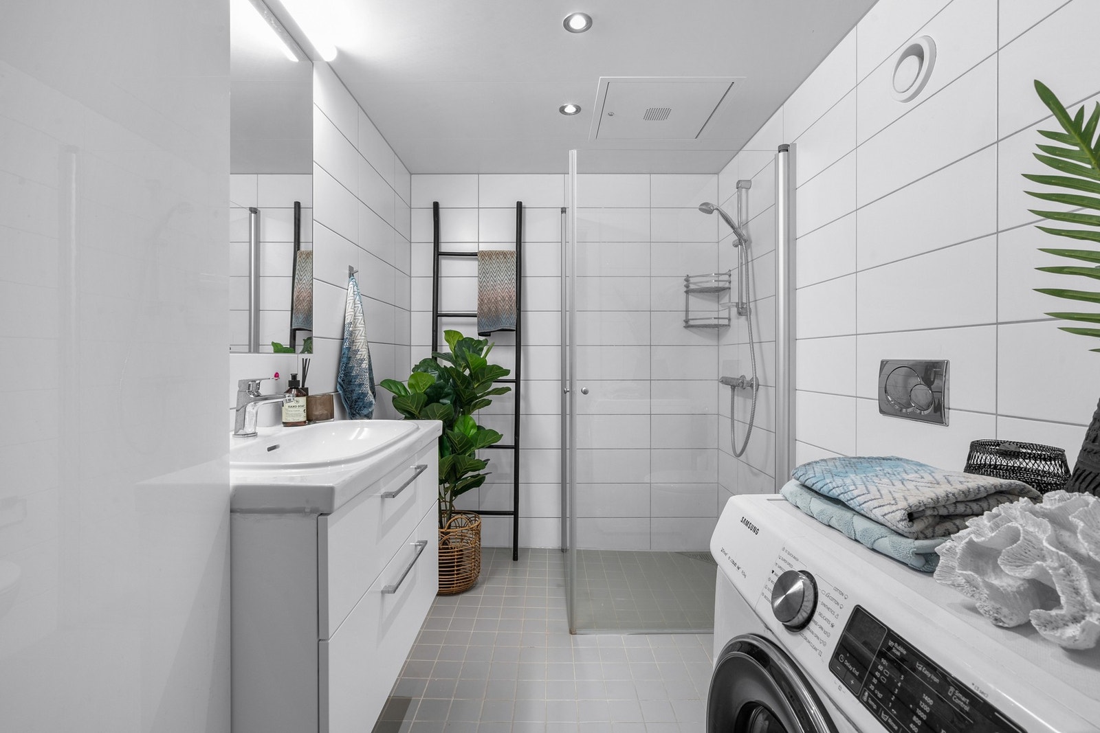 Moderne bad fra byggeår! Badet holder en høy standard og fremstår som godt vedlikeholdt. Med fliser på både gulv og vegger, samt hvite stålplater i taket, får badet et rent og moderne uttrykk. Galleribilde