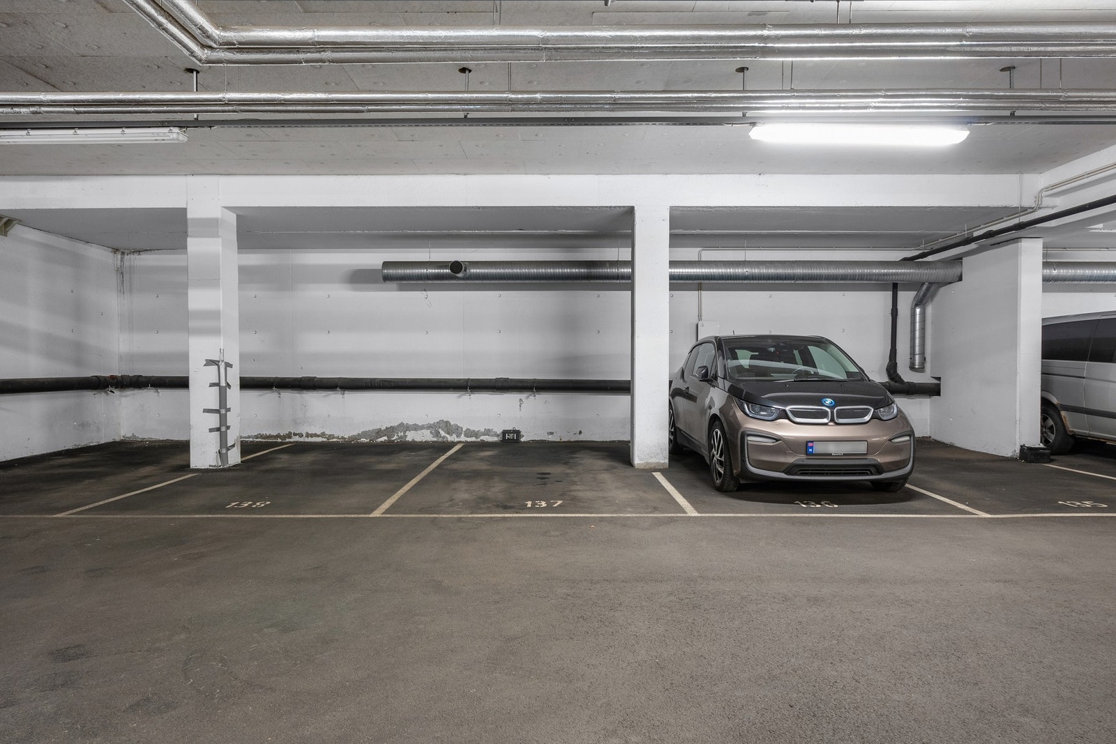 Seksjonen har eksklusiv bruksrett til parkering merket med nr. 137. Det er montert et felles ladesystem i garasjen som gir alle seksjonseiere mulighet til å koble seg på ved behov for lading av elbil. Galleribilde