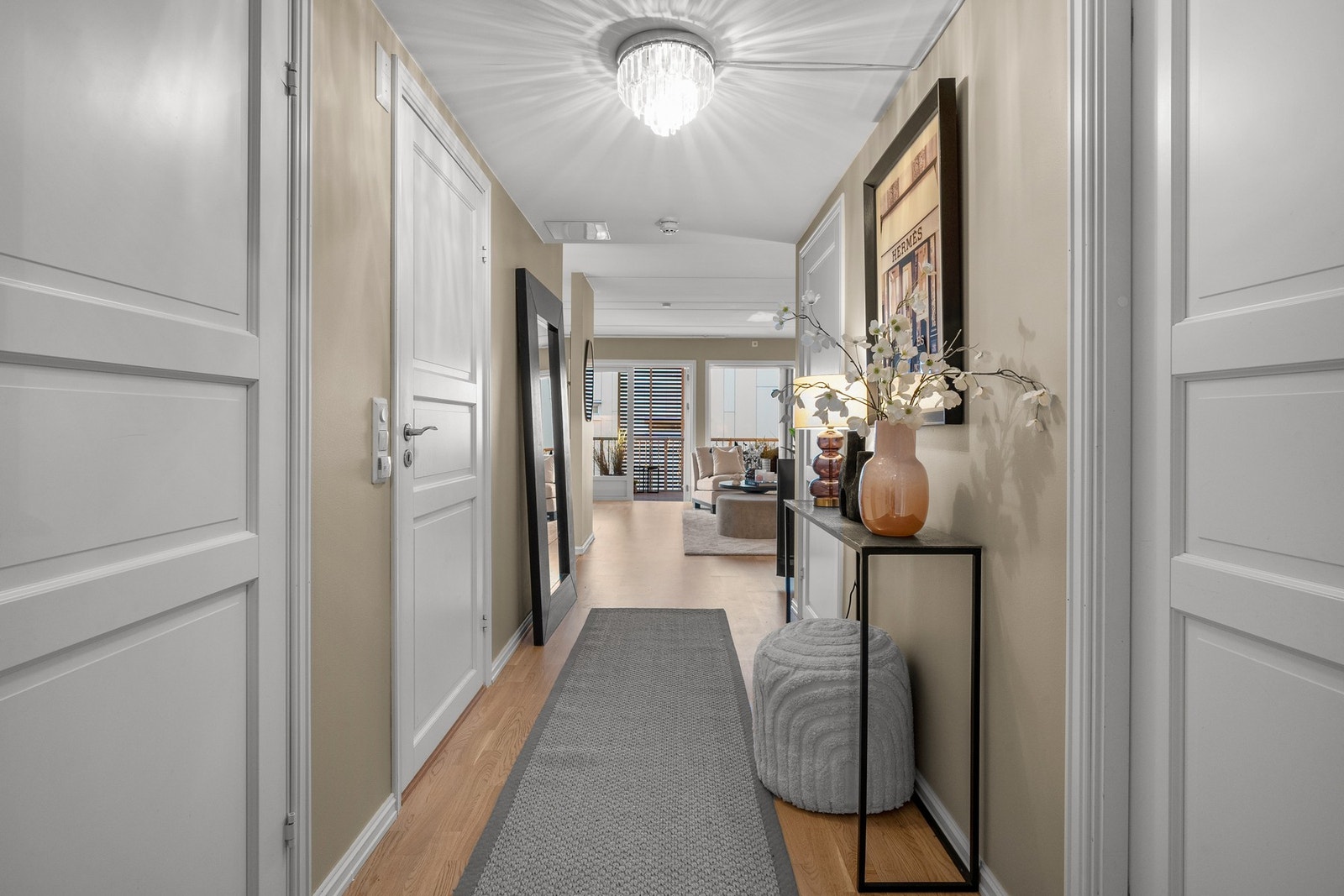 Videre fra entreen kommer du inn til en innbydende gang, hvor det er rom for personlig preg med dekor som et konsollbord og pyntegjenstander. Galleribilde
