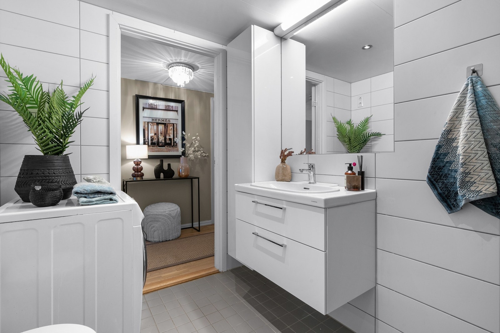 Badet er utstyrt med vegghengt toalett, en praktisk dusj-nisje, samt opplegg for vaskemaskin. Galleribilde