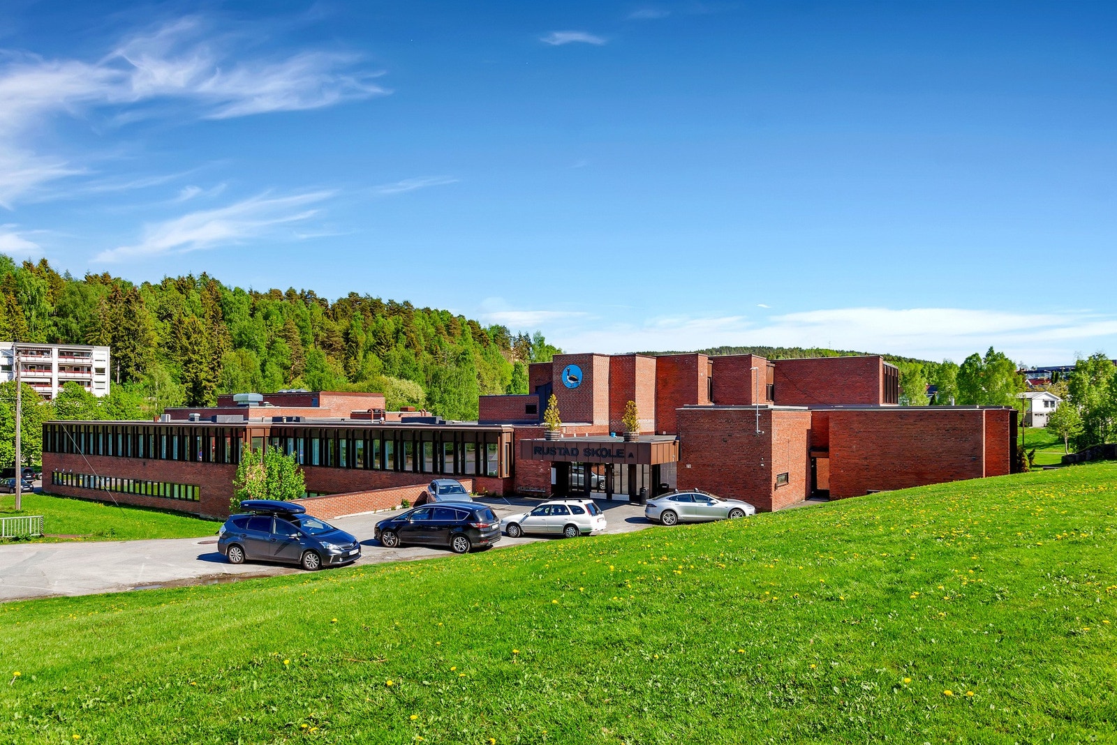 Området byr på flere muligheter til skole, blant annet Rustad skole. Galleribilde