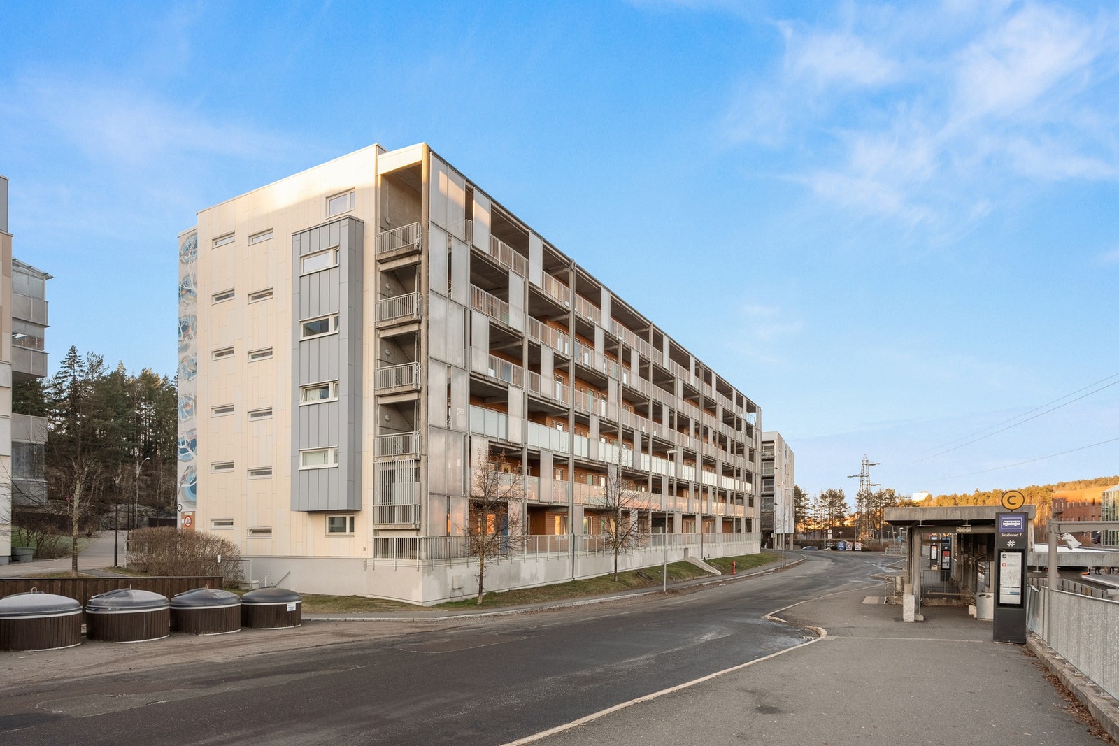 Leiligheten ligger i byggets 5. etasje med heisadkomst. Galleribilde