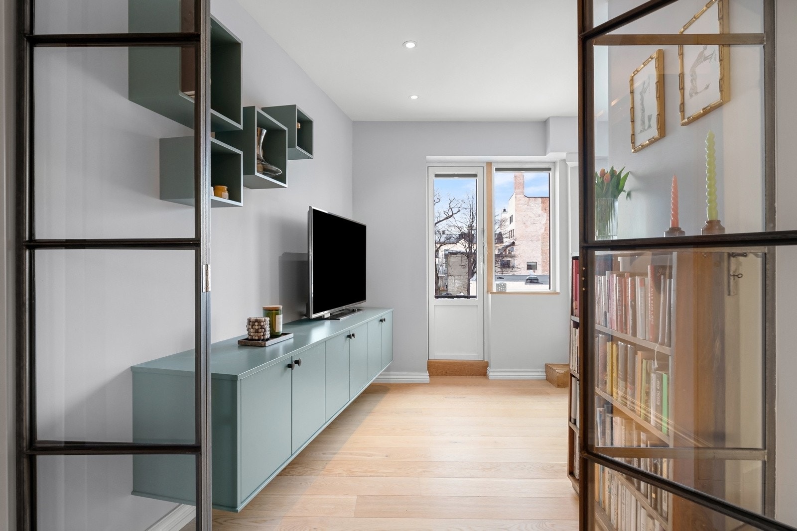 Lekre svarte ståldører med glassfelt fra MRdesign mellom stue og gang. Galleribilde