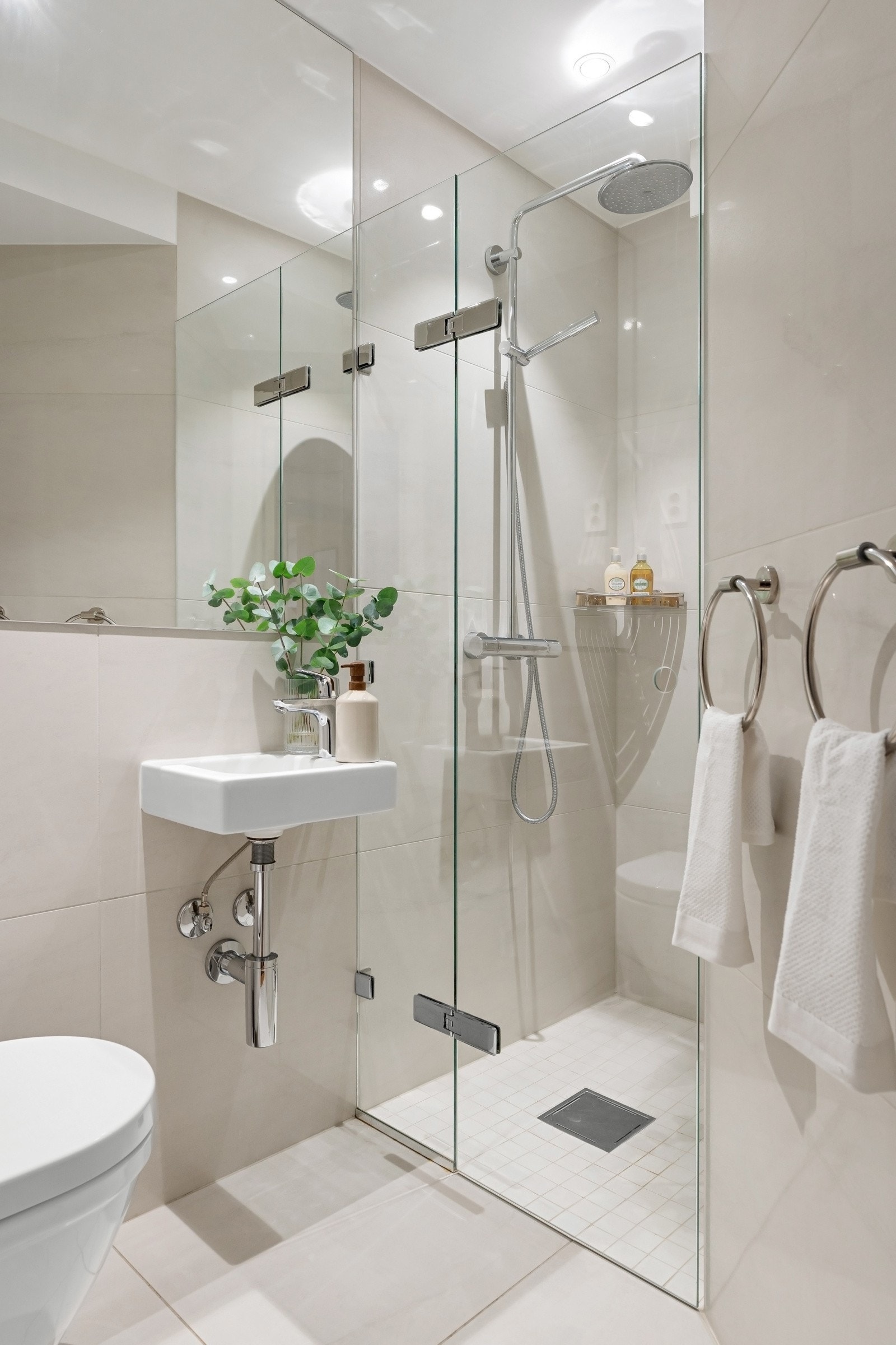 Plassbesparende servant og stort vegghengt speil. Galleribilde