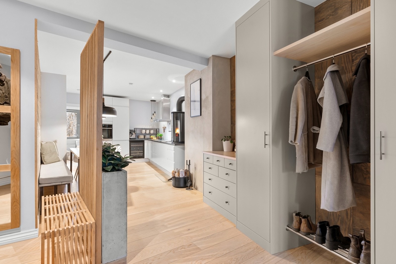 Hyggelig entré med snekkertilpassede løsninger og oppheng av yttertøy. Galleribilde