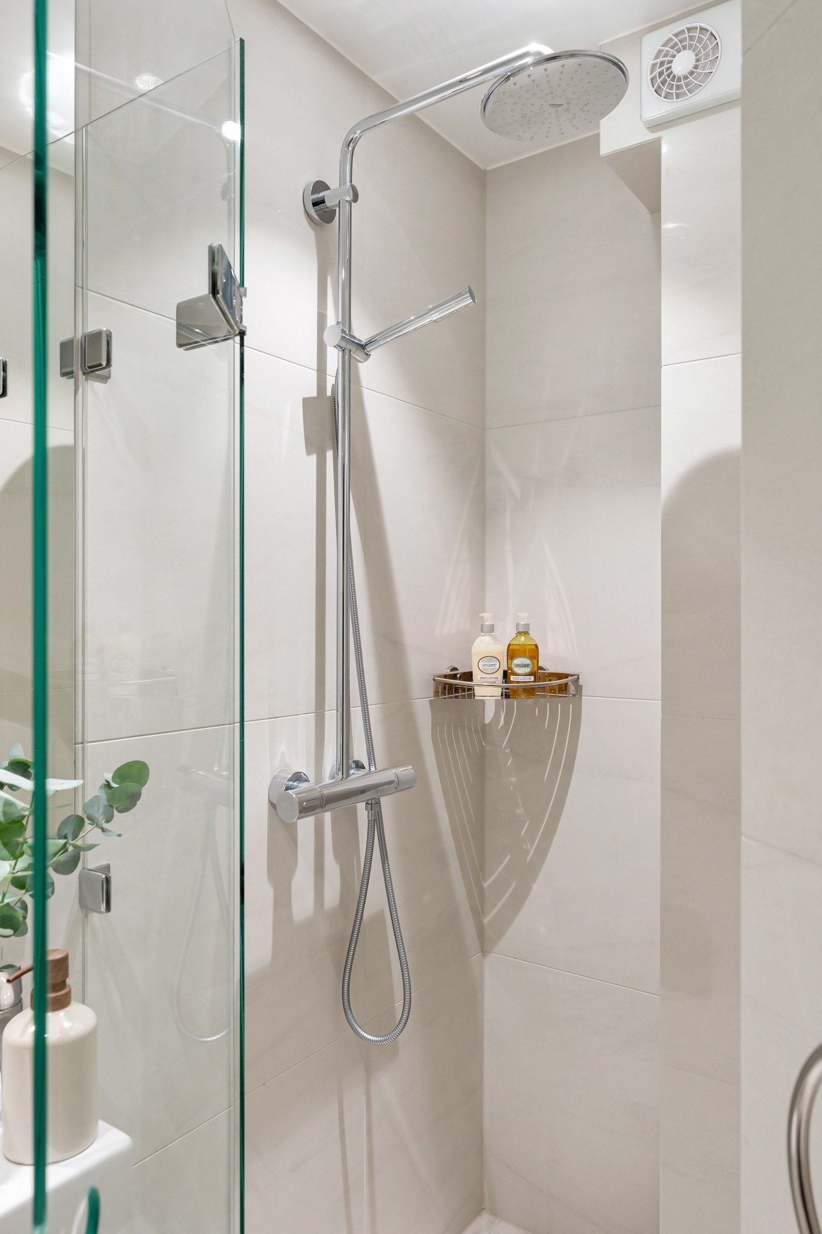 Romslig dusjavdeling med luksuriøse spesialtilpassede glassdører og regnfallsdusj. Galleribilde