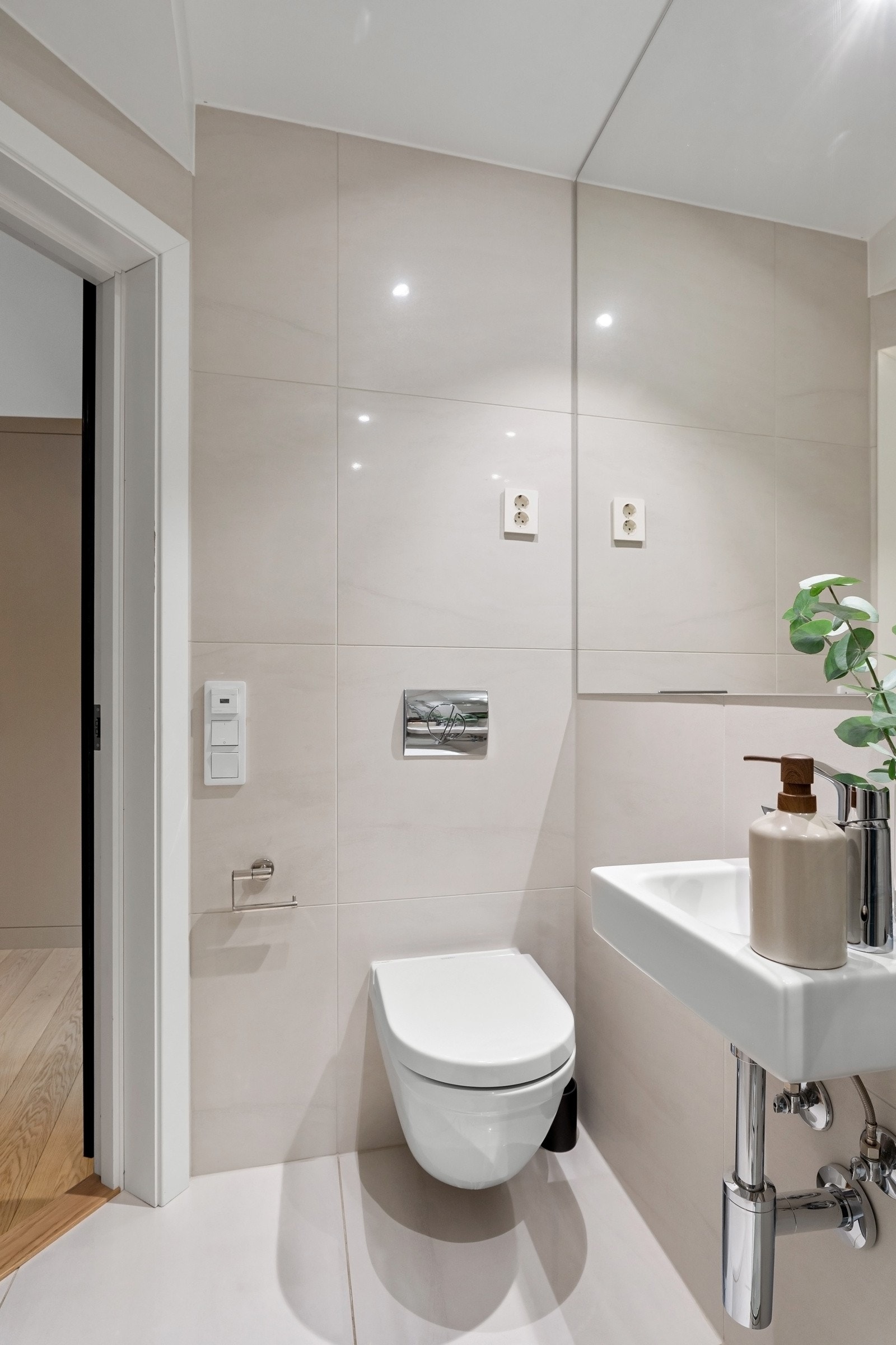 Meget delikat bad med flislagt gulv og vegger. Galleribilde