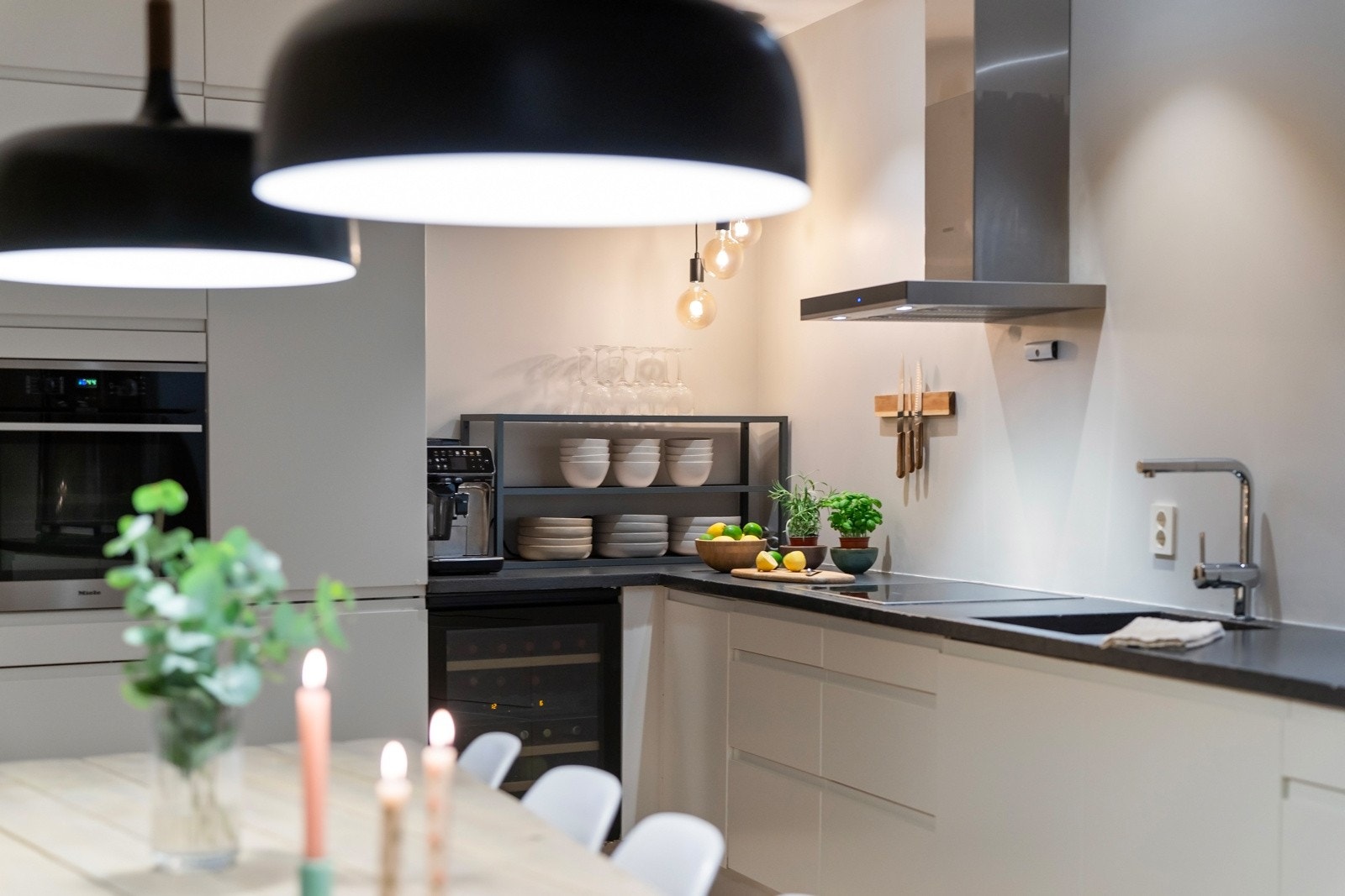 Integrerte hvitevarer er induksjonsplatetopp, stekeovn, oppvaskmaskin, vinskap og kjøl/frys Galleribilde