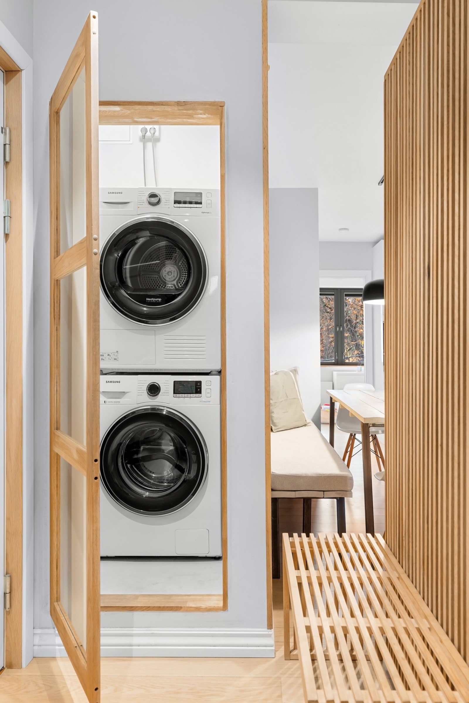 Praktisk vaskekott i entré med avløpssøyle og opplegg for vaskemaskin. Galleribilde