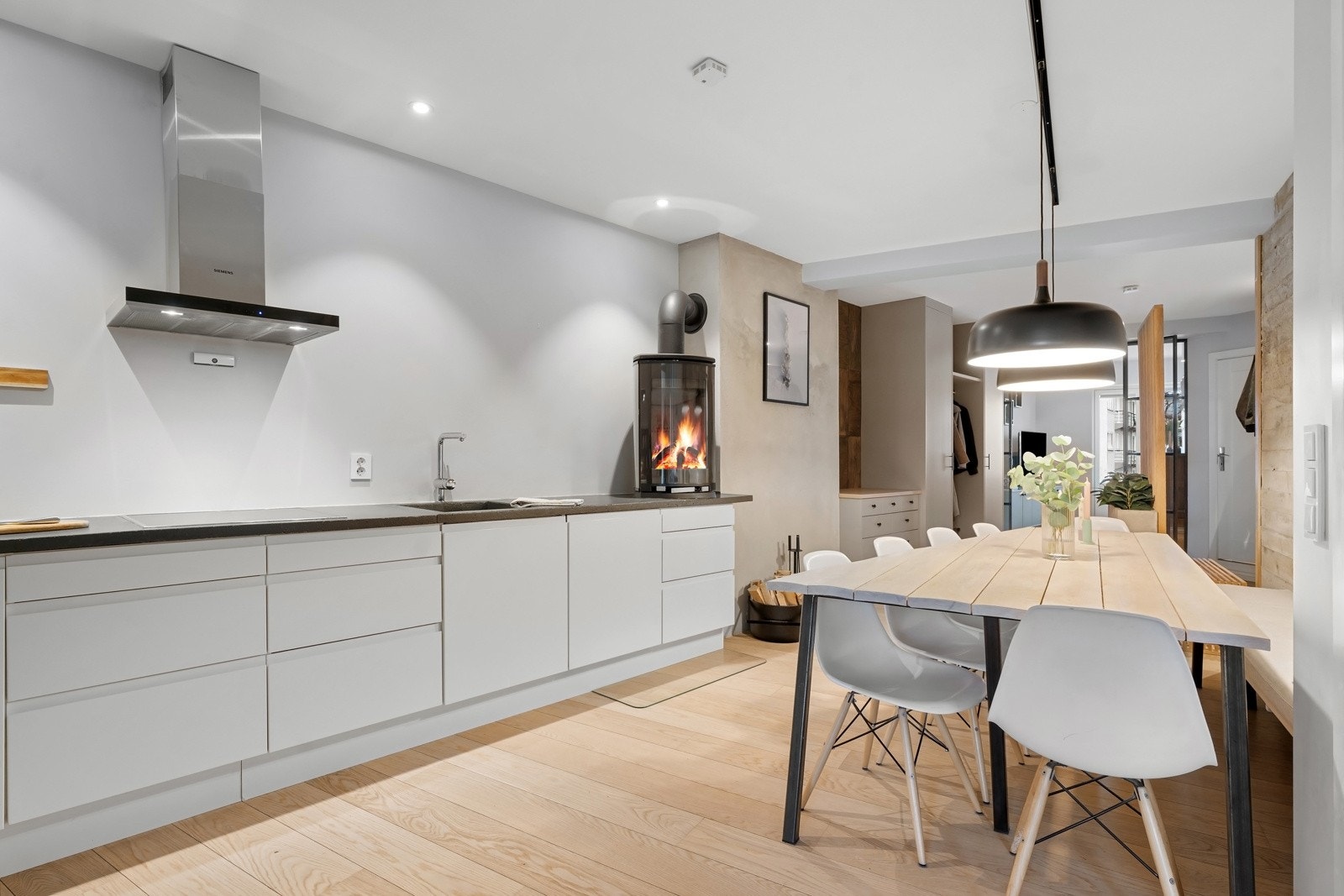 Stilren kjøkkeninnredning fra 2016 fra kvalitetsmerket HTH. Galleribilde