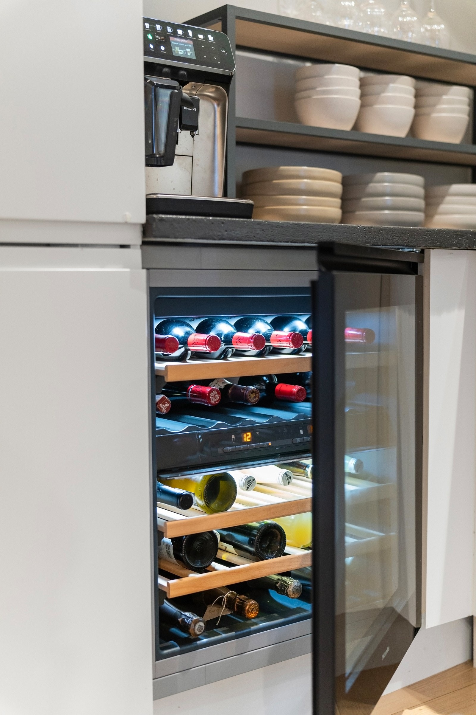 Vinskap og medfølgende hylle. Galleribilde