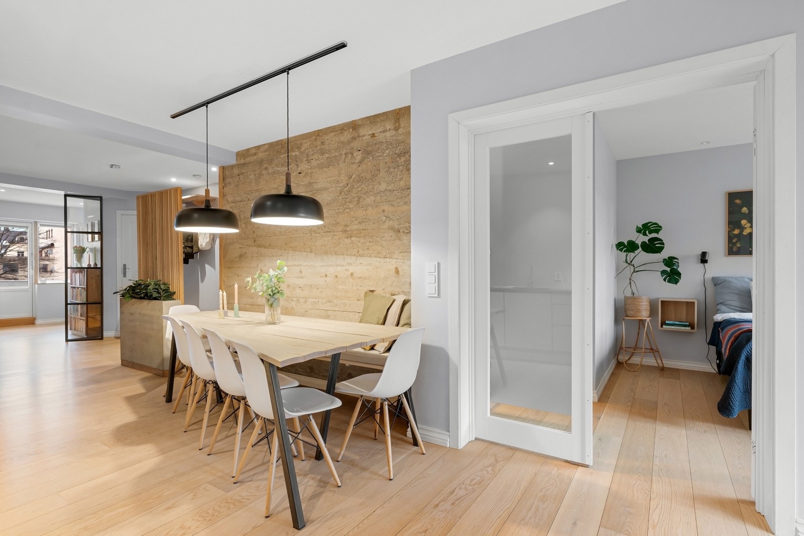 Flott énstavsparkett i samtlige oppholdsrom. Galleribilde