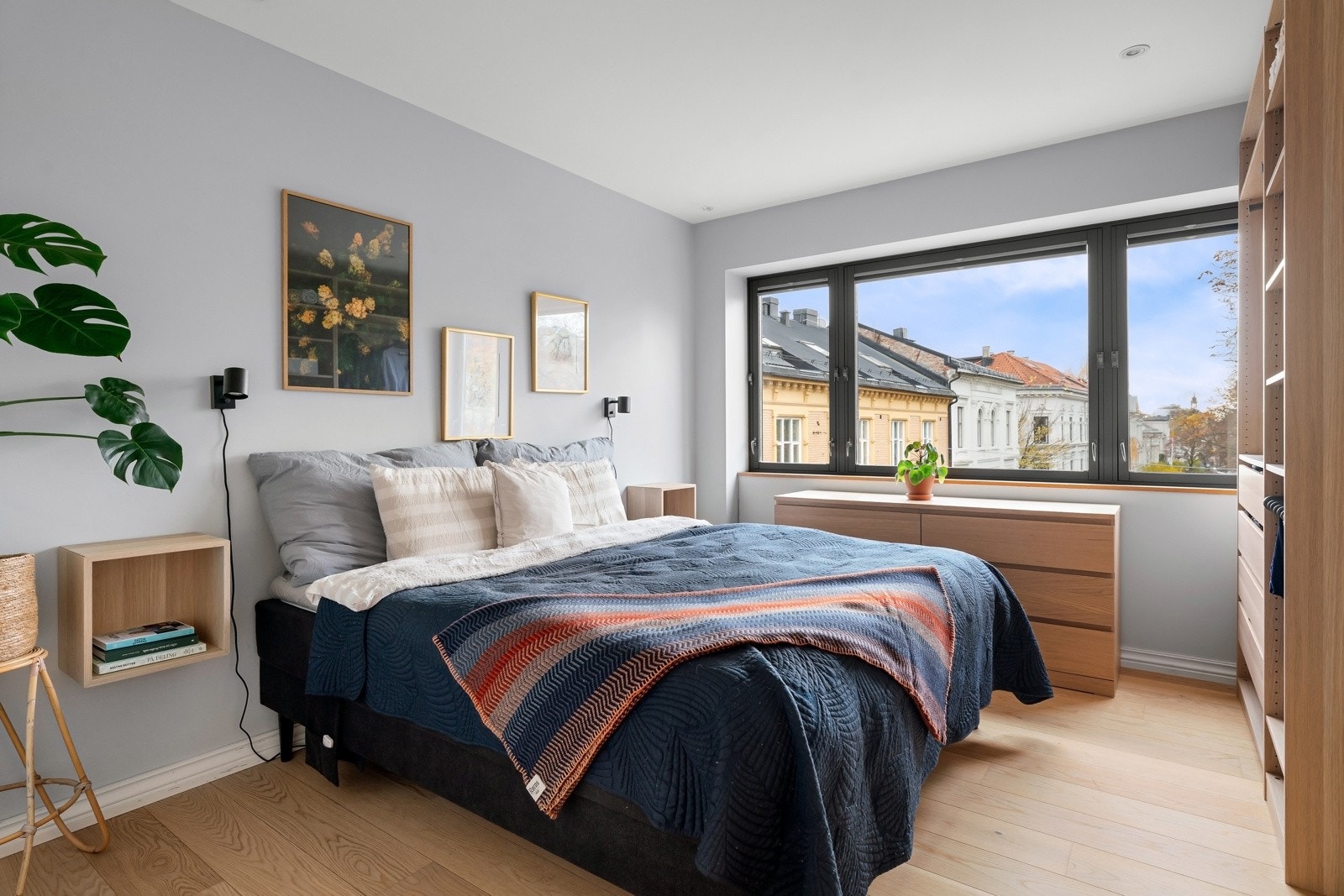 Soverom I av svært god størrelse med god plass til dobbeltseng og nattbord. Galleribilde