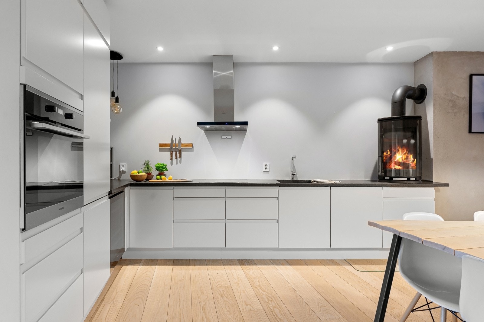 Innfreste håndtak gir et sømløst og rent uttrykk. Galleribilde