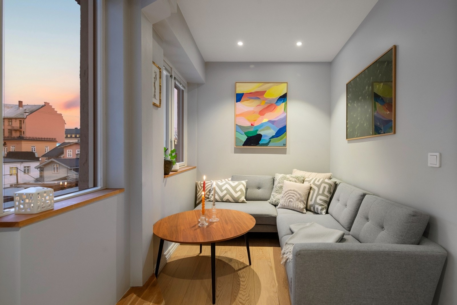 I stuen er det nyere balkongdør og vinduer med 2- og 3-lagsglass fra 2016. Vindusprett i eik. Galleribilde