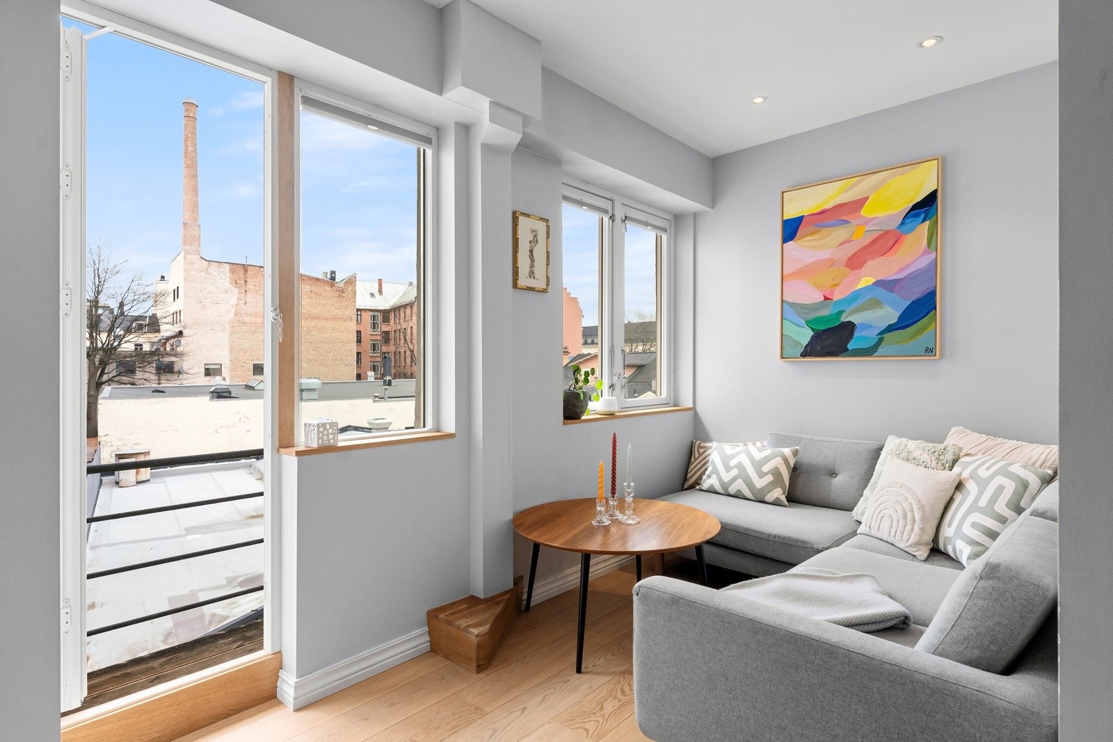 Lys og hyggelig stue med gode lysforhold fra store vindusflater. Galleribilde