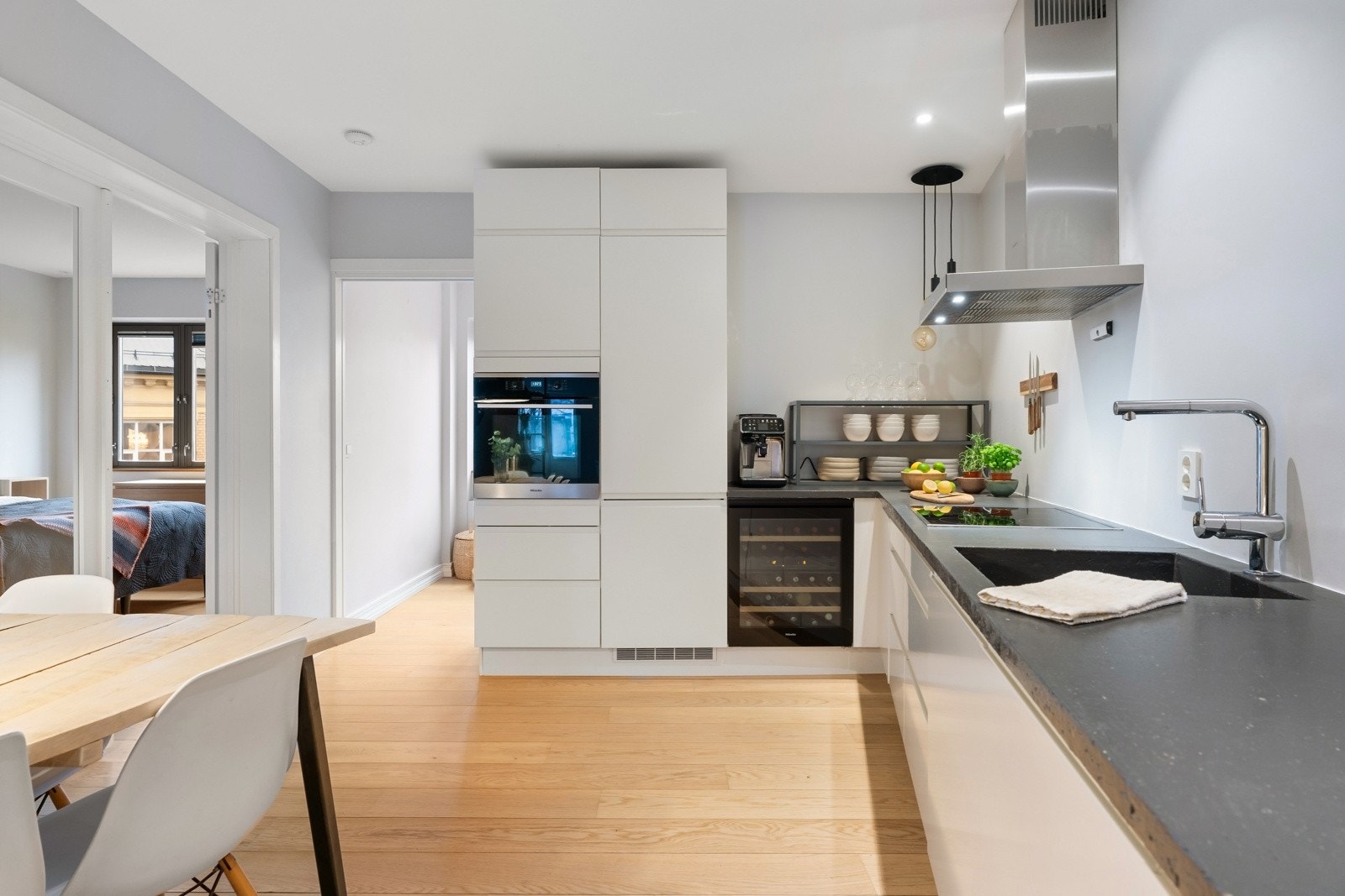 Svært gode arbeidsflater og oppbevaringsmuligheter. Galleribilde