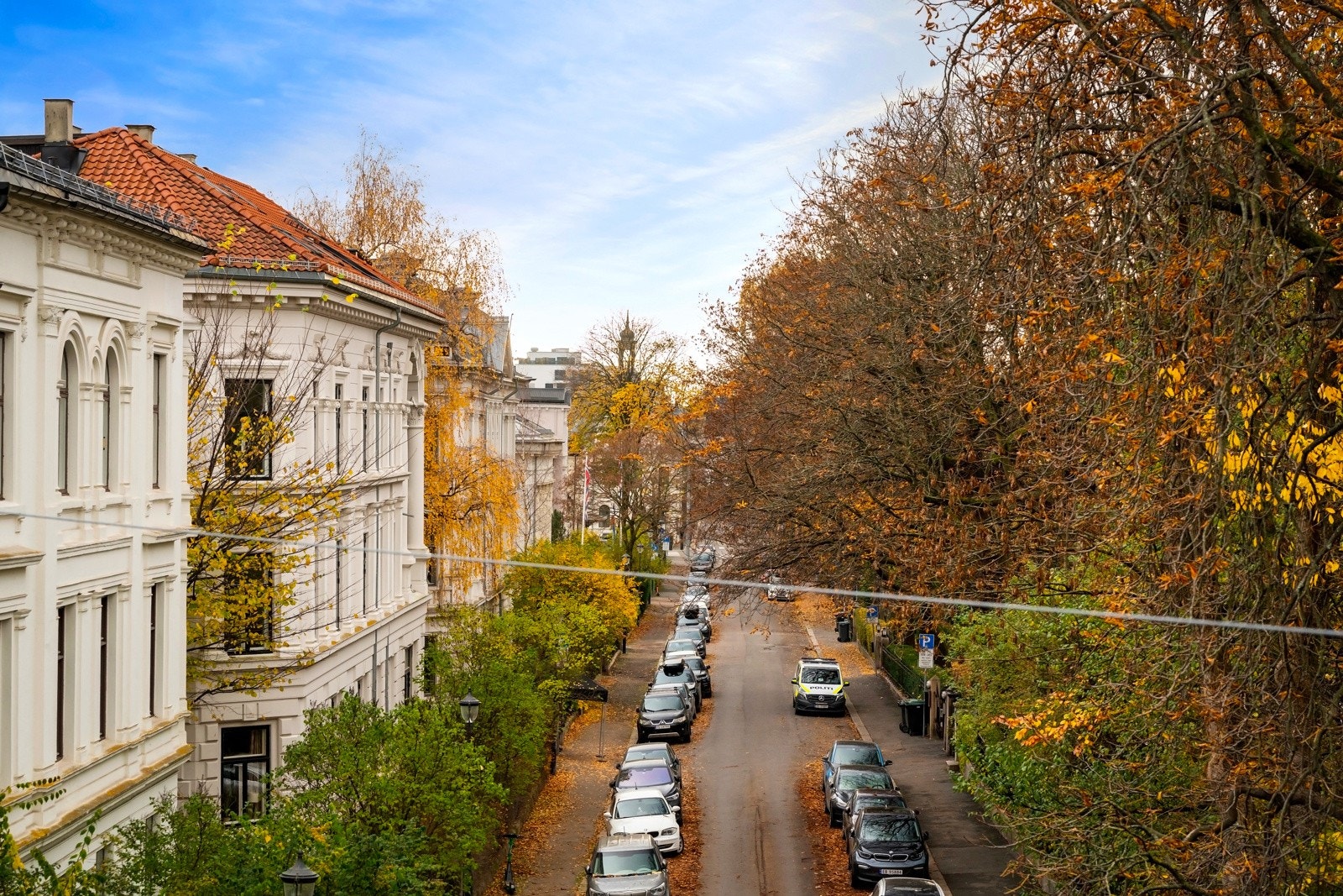 Utsyn fra soverom mot Inkognitogatas ambassadeboliger. Galleribilde