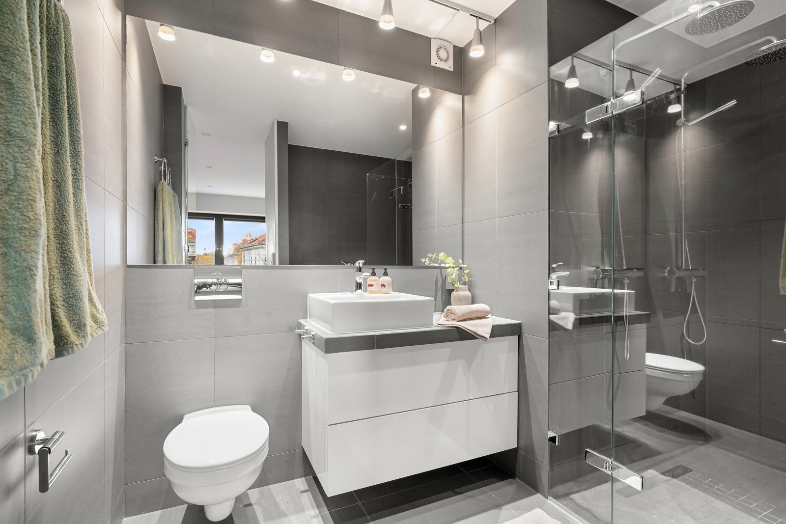 Flott bad med moderne fliser- og materialvalg. Galleribilde