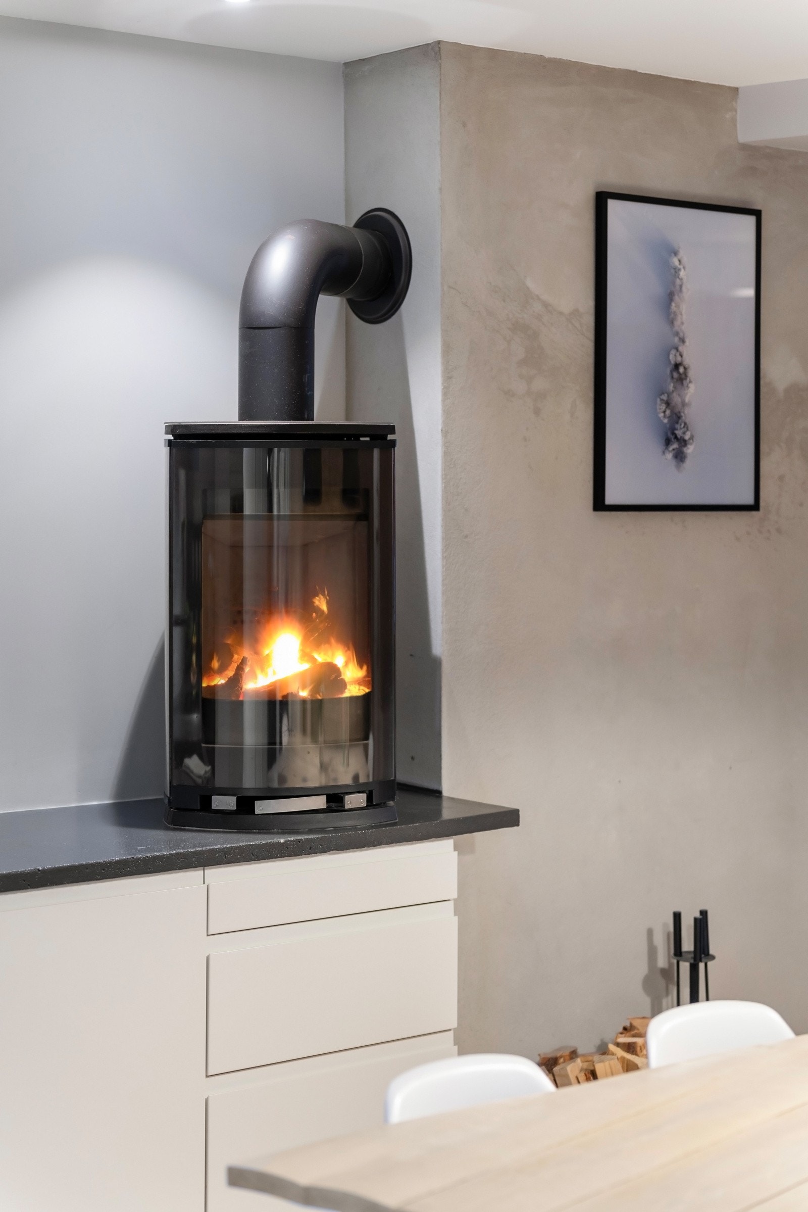 Lekker peisovn fra Jotun bidrar til en lun atmosfære. Galleribilde