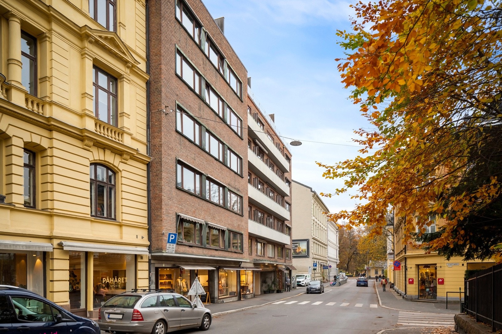 Leiligheten ligger høyt i stille gate i byggets 4. etasje. Galleribilde