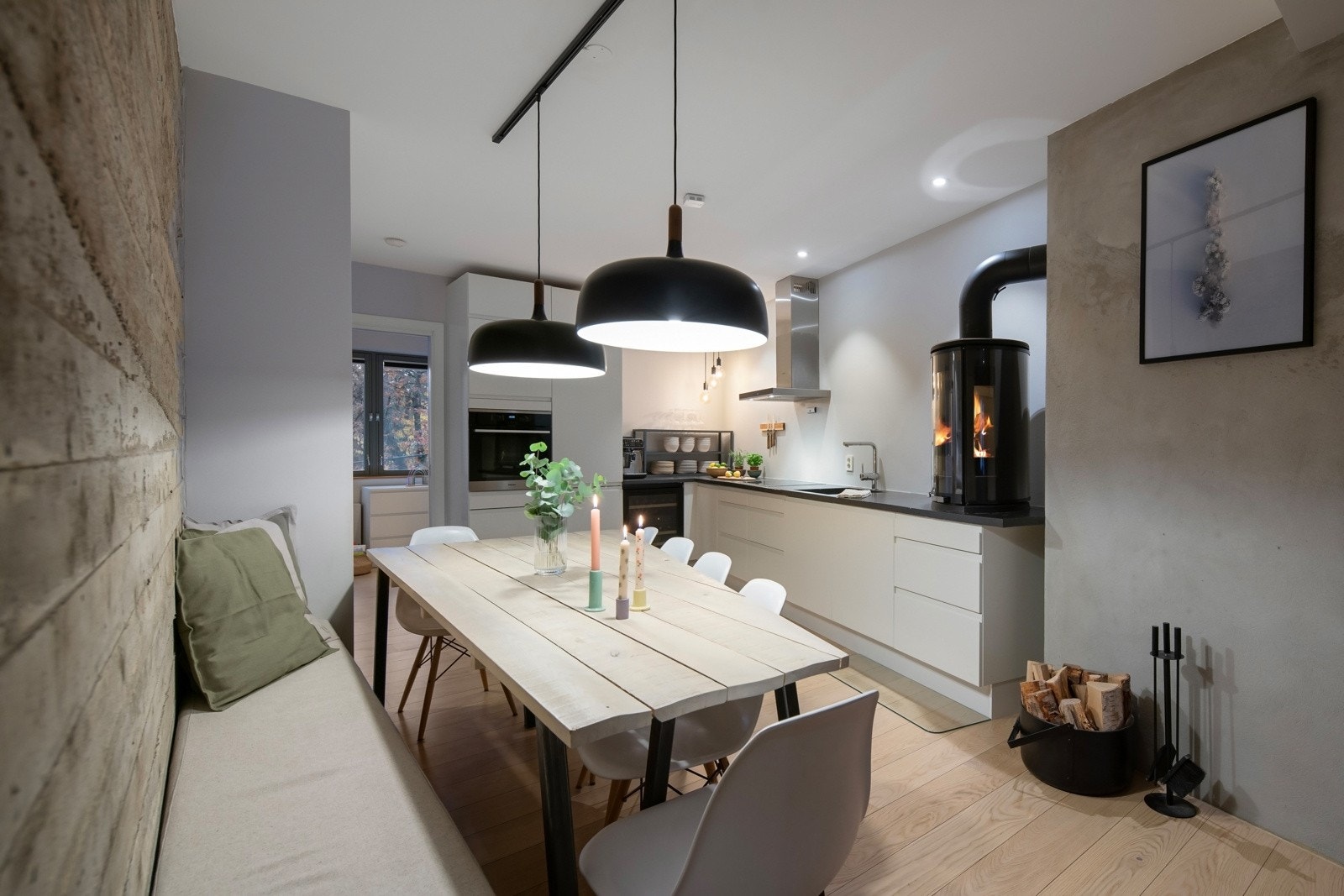 Boligen har en sosial planløsning med smarte og tilpassede arkitektoniske løsninger. Galleribilde