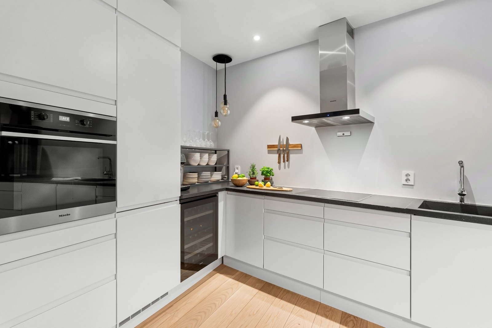 Helstøpt benkeplate med oppvaskkum i betong. Nyere ventilator med kullfilter (2022). Galleribilde