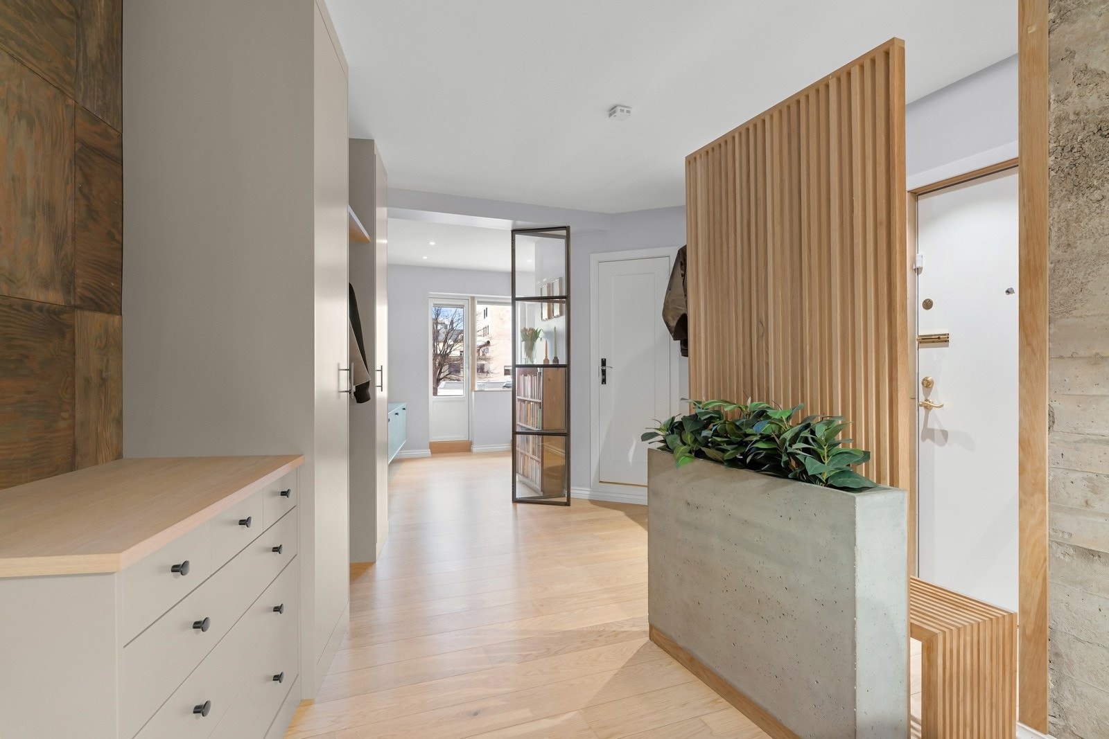 Mellom stuen og kjøkkenet er en romslig gang/hall med spesialtilpassede løsninger og finisher. Galleribilde