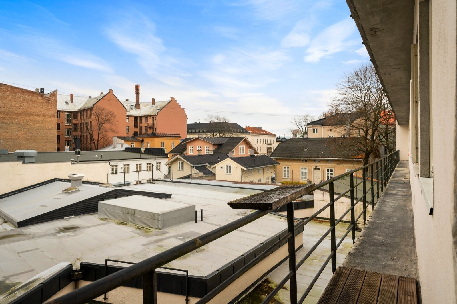 Balkong på ca. 3 kvm. Sameiet har planer om å bytte ut nåværende balkoger til større balkonger. Galleribilde