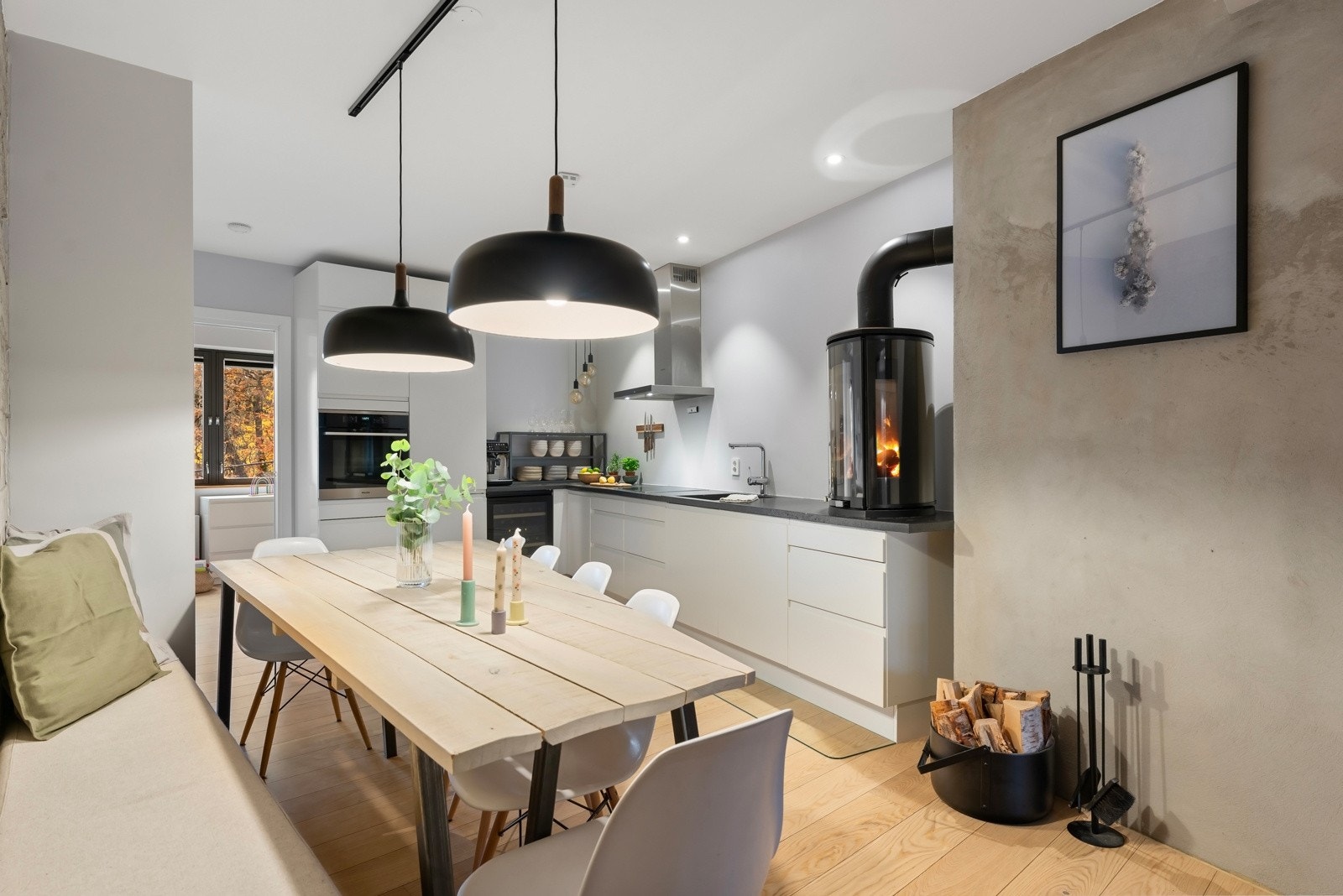 Plasstilpasset benk med spisebord og stoler medfølger. Galleribilde