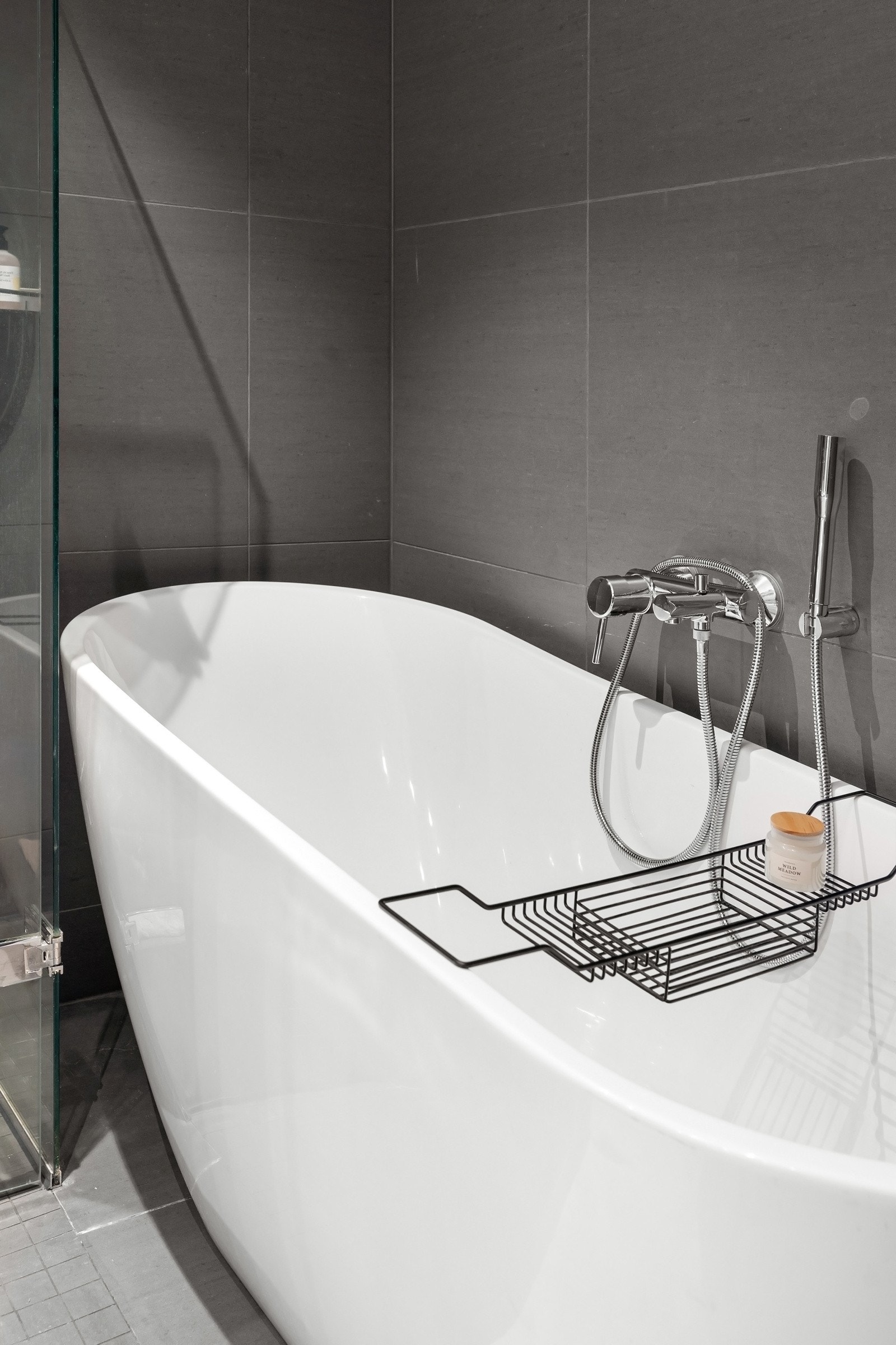 Praktisk badekar med dusjarmatur. Galleribilde