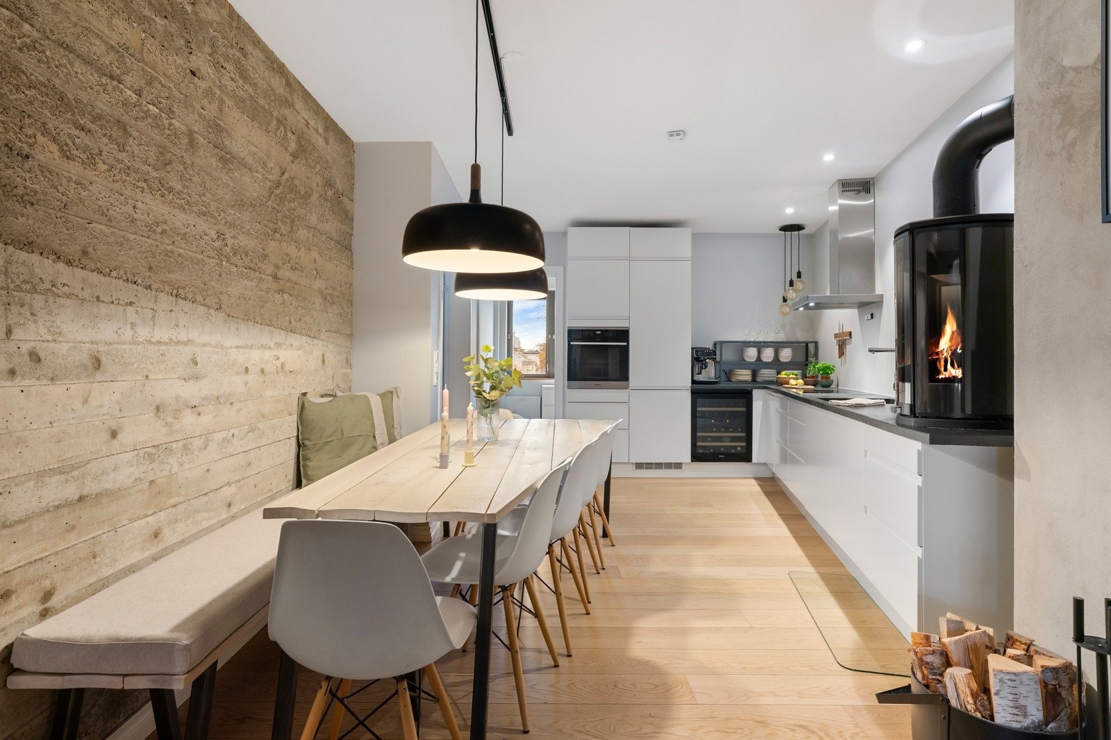 Vannbåren varme i gulv på kjøkken, entré og i stue. Varmtvann er inkludert i felleskostnadene. Galleribilde