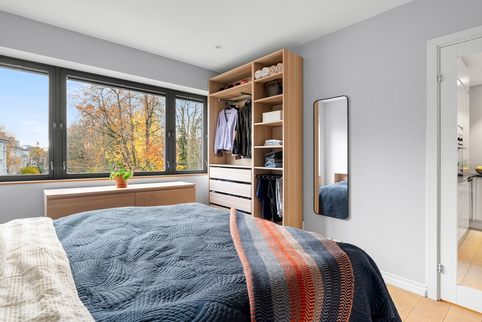 Rommet oppleves som svalt, og vender mot stille gate. Galleribilde