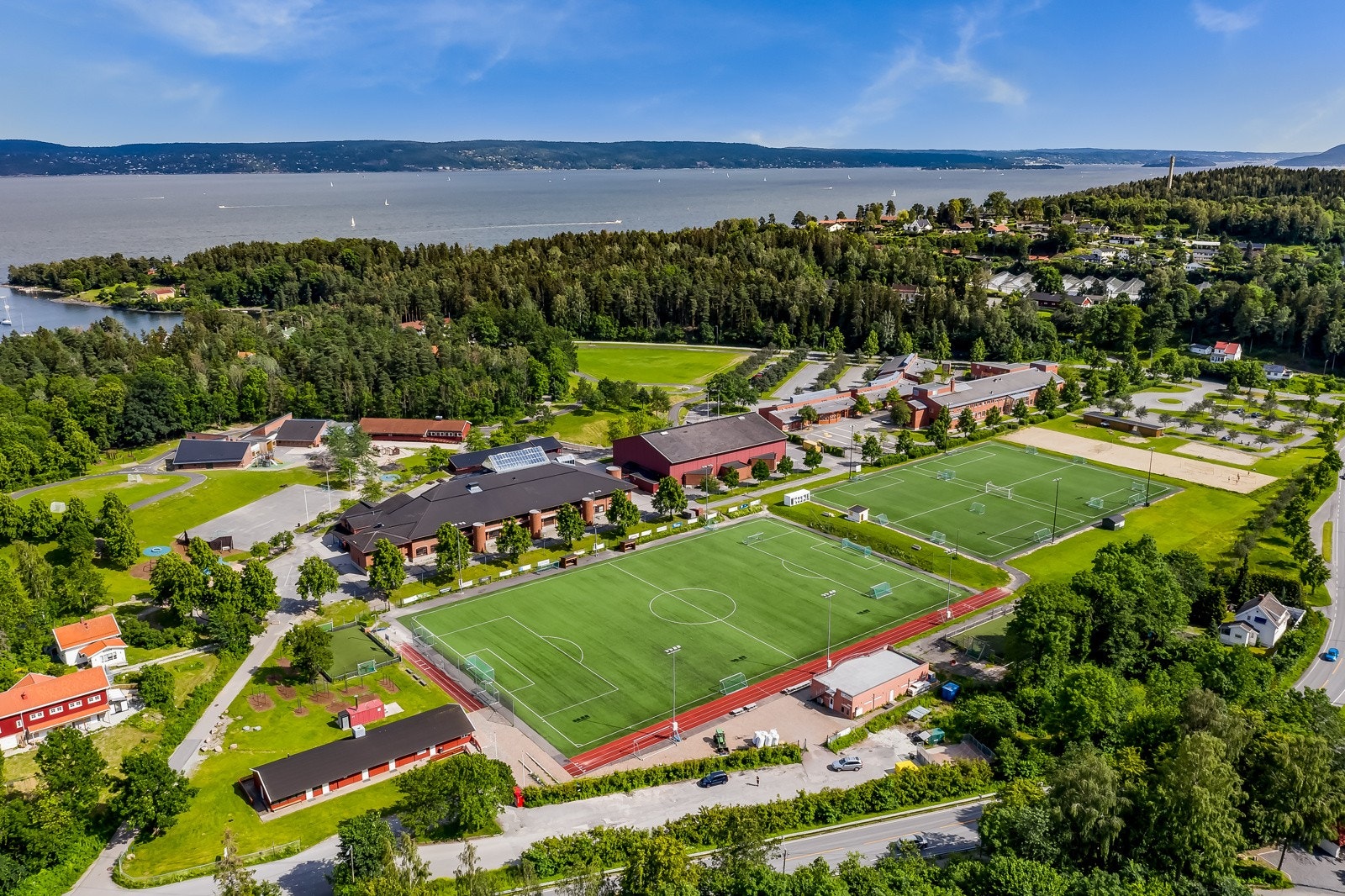 Ved Arnestad barneskole ligger GUIs hjemmearena med fotballbaner, volleyballbaner, rulleskibane og Vollenhallen. Her ligger også Vollen ungdomsskole som området sogner til. Galleribilde