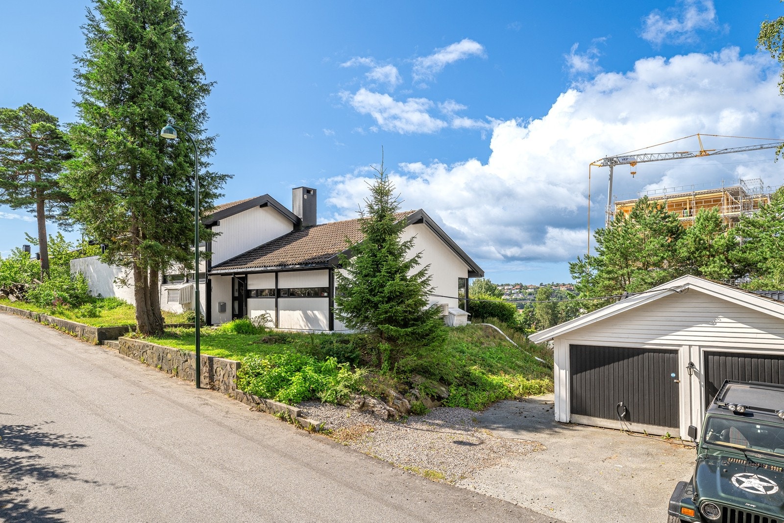 Eneboligen har dobbel garasje og ekstra biloppstillingsplass! Galleribilde