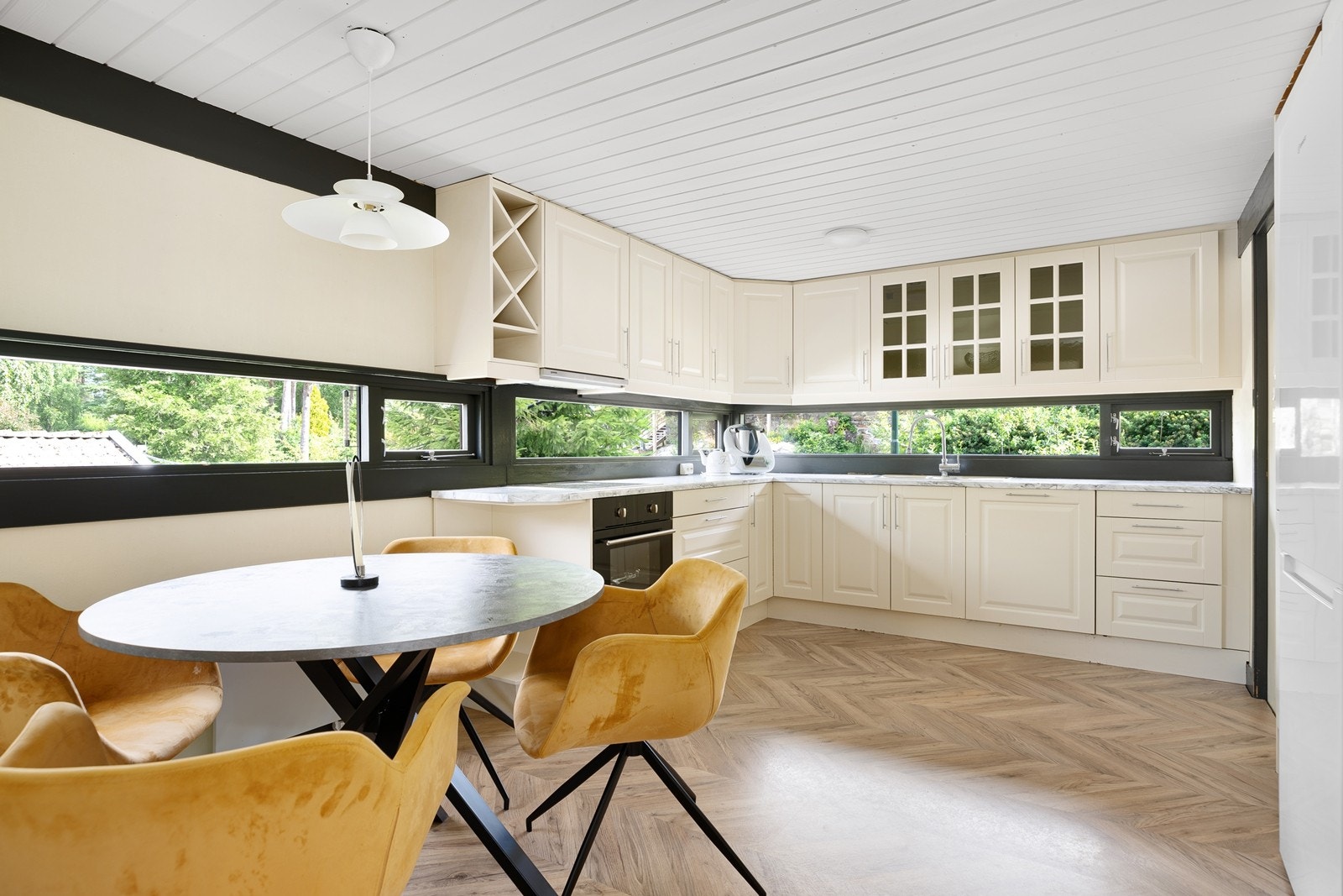 Kjøkken er oppgradert med ny inredning i 2007 og holder en god standard. Kjøkkenbenken er modernisert med foliert benkeplate. Galleribilde