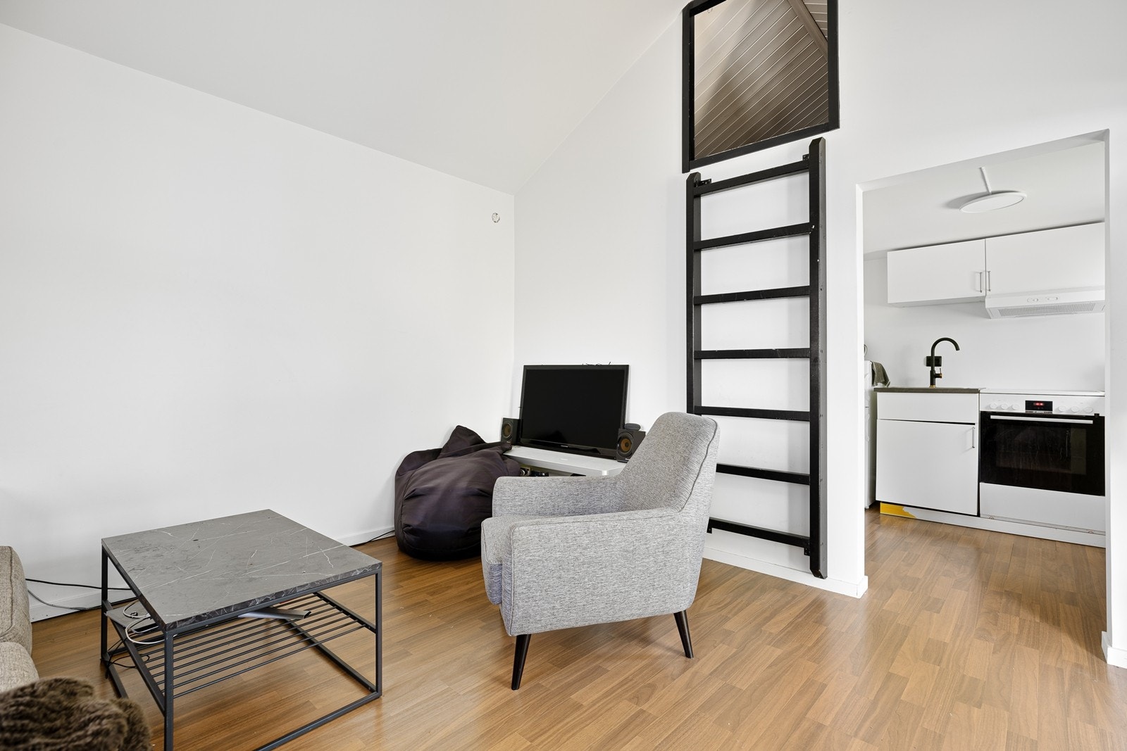 Det er stige til sovealkove (Ikke bruksendret eller søkt til godkjent til varig opphold). Galleribilde