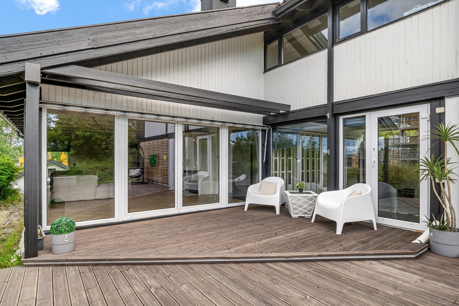 Dette er en meget hyggelig uteplass for små, store og firebeinte. Noen av de utvendige bjelkene er modne for ustkiftning. Galleribilde