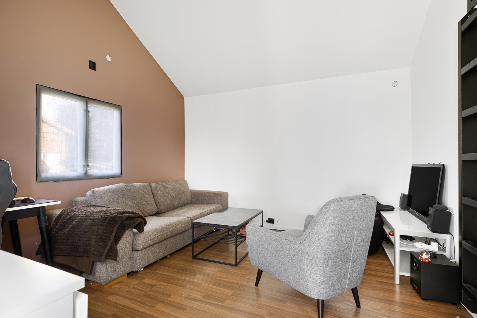 Annekset er oppusset i 2023 med nye overflater, kjøkken samt bad. (Ikke bruksendret eller søkt til godkjent til varig opphold). Galleribilde